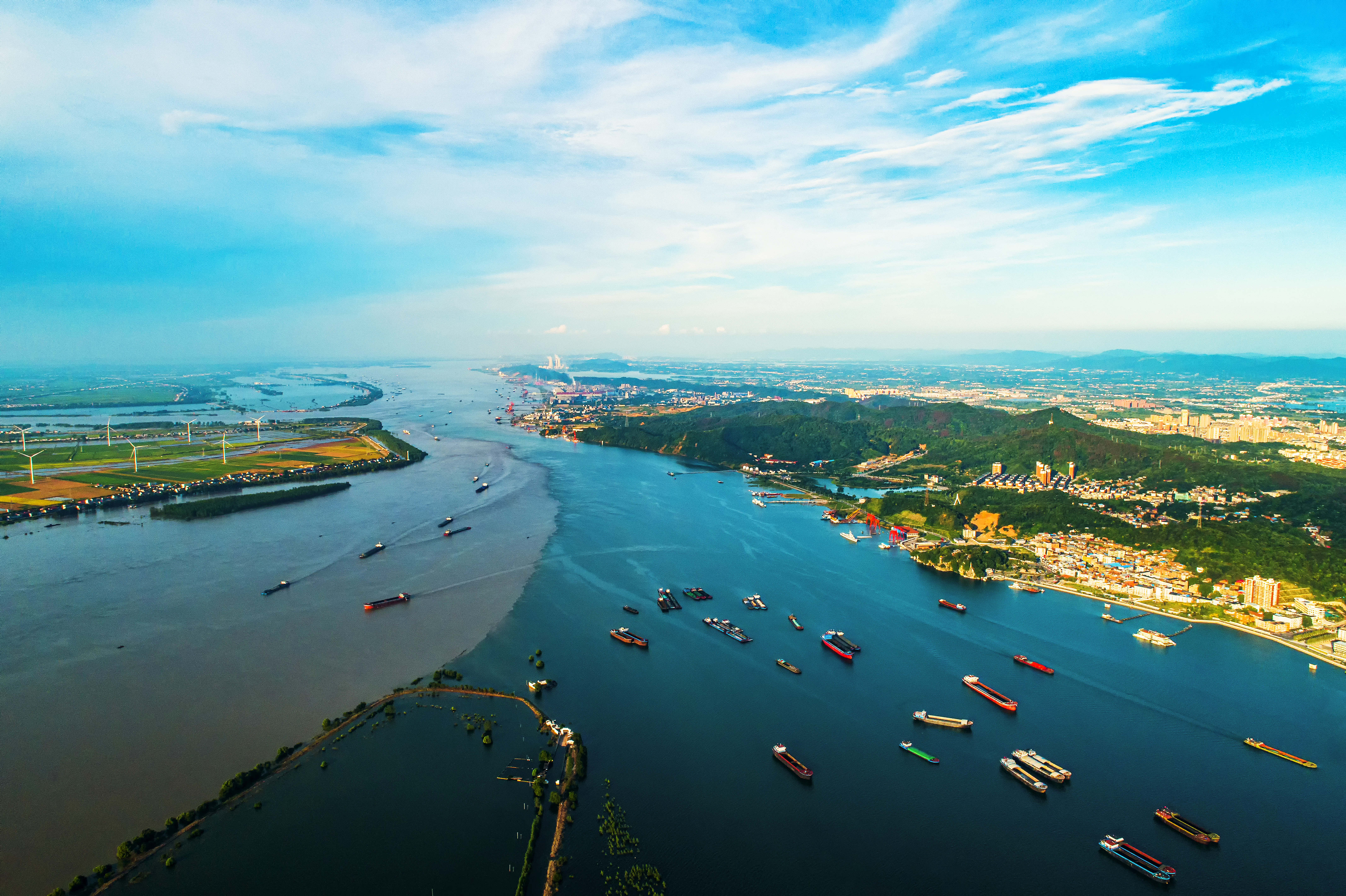 圖一 江湖兩色（李学华 供图）.jpg