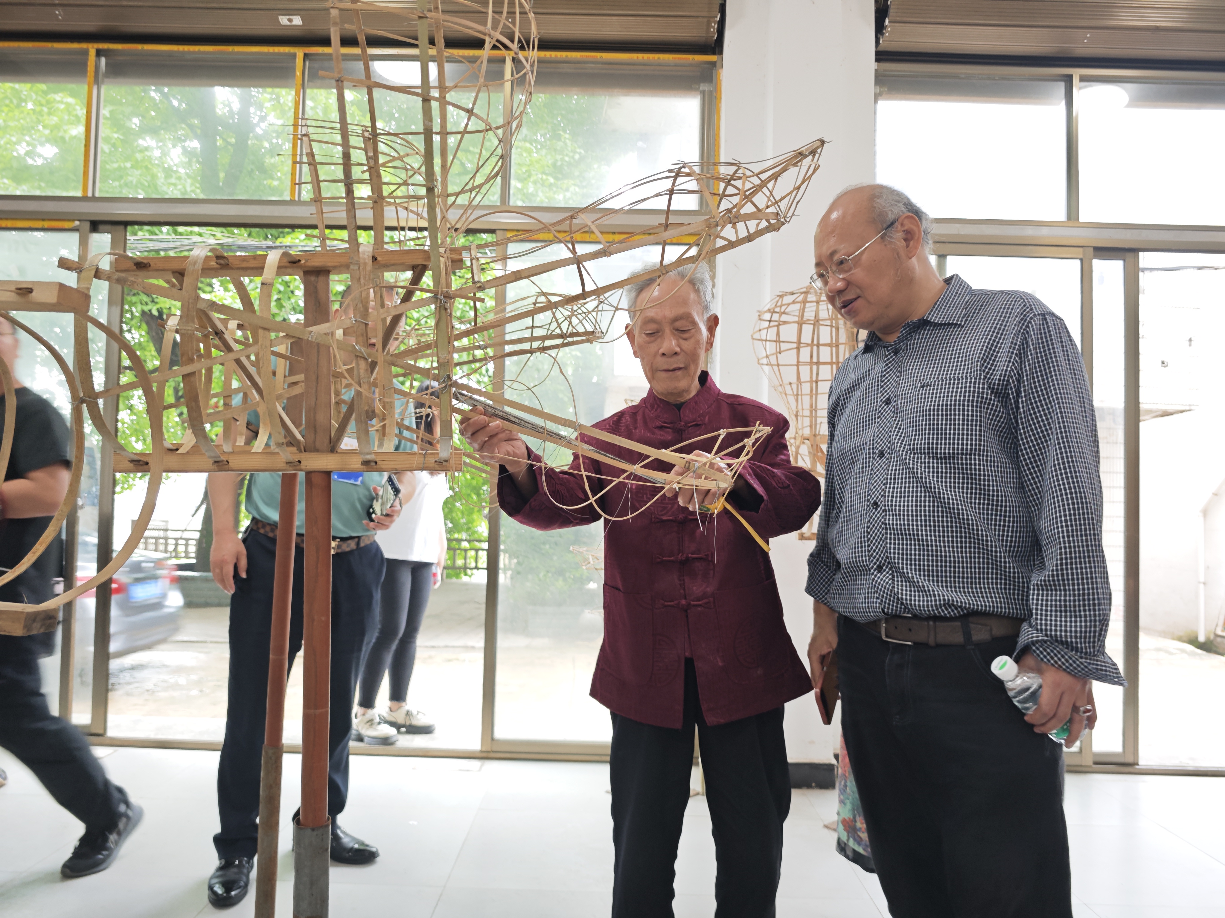 圖四 國家級非遺傳人喻芳澤和記者交流.jpg