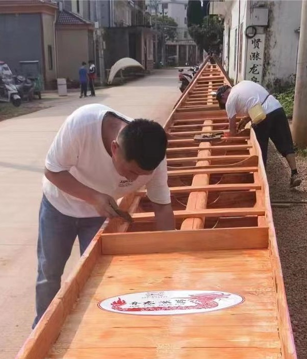 图2:万年贤涨龙舟厂新生代掌门李贤涨在制作龙舟.jpg