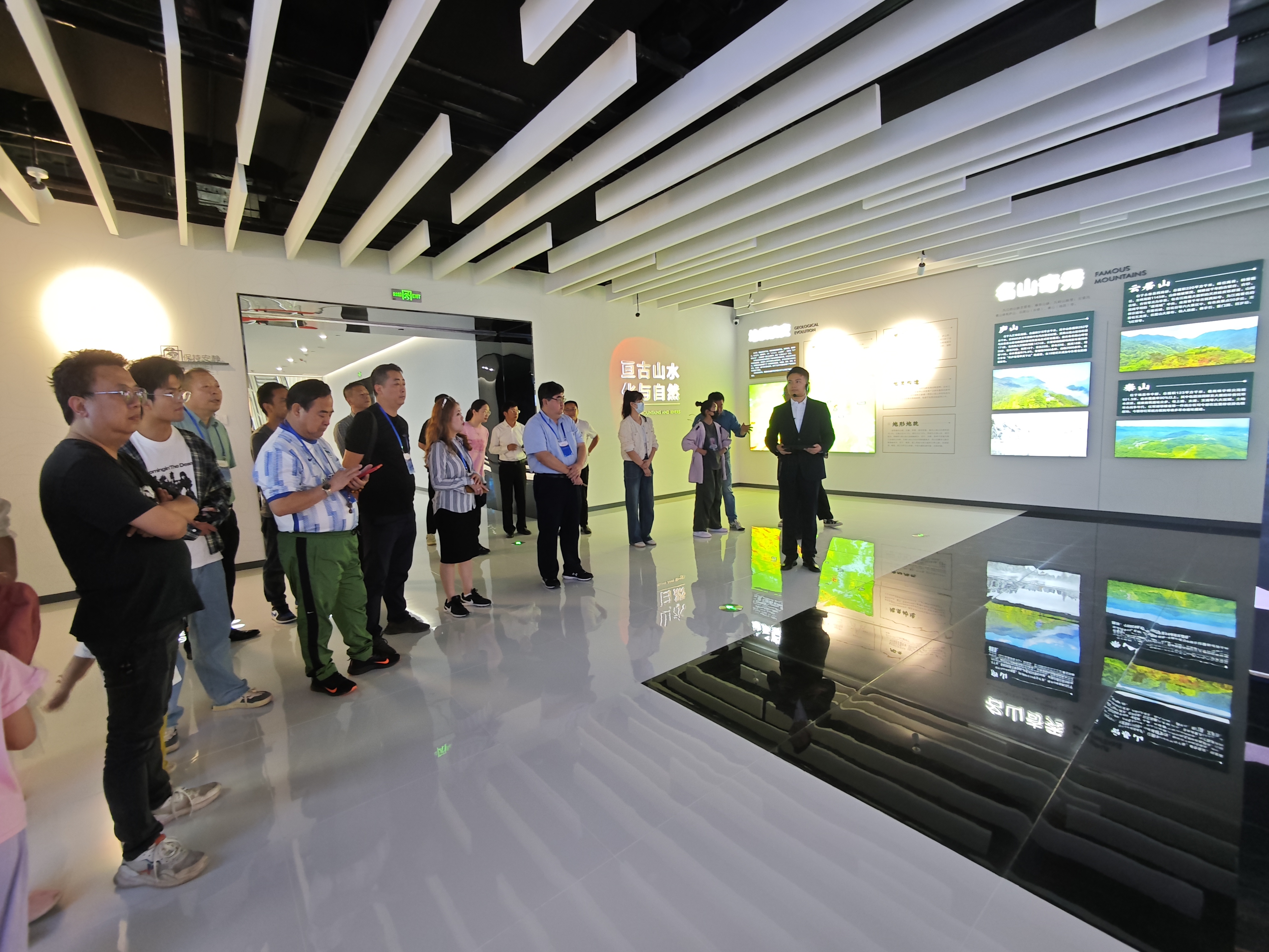 图一 采风团在九江国土空间规划馆参观.jpg