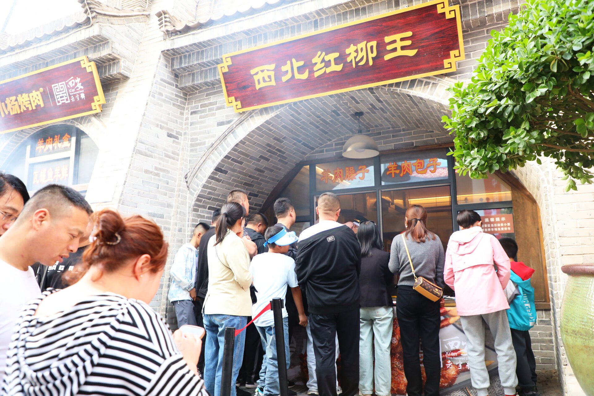 烤羊肉串深受游客喜爱 乔洁摄.JPG