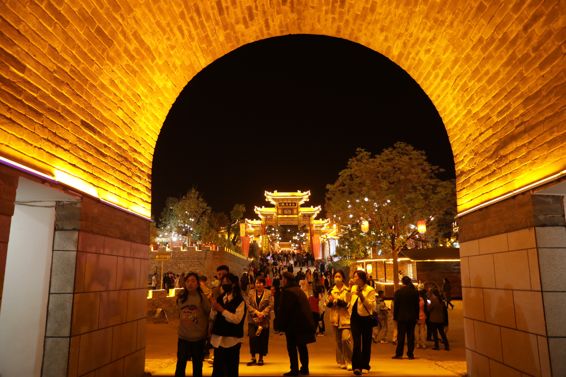 夜色中故城游人如织 乔洁摄.JPG