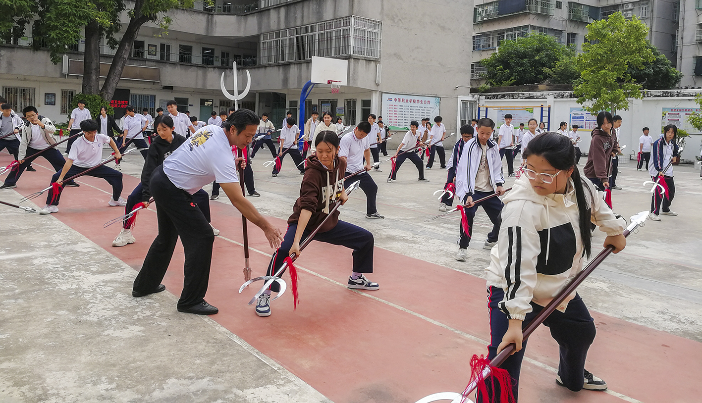 4,黄林周到学校指导学生练武.jpg
