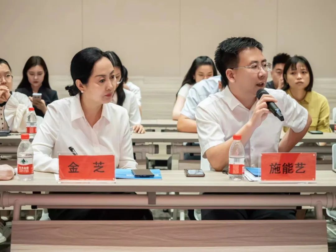 图2-三亞市海棠區委常委、副區長施能藝(右)與三亞市海棠區商務和金融發展局局長金芝為企業代表答疑。.jpeg
