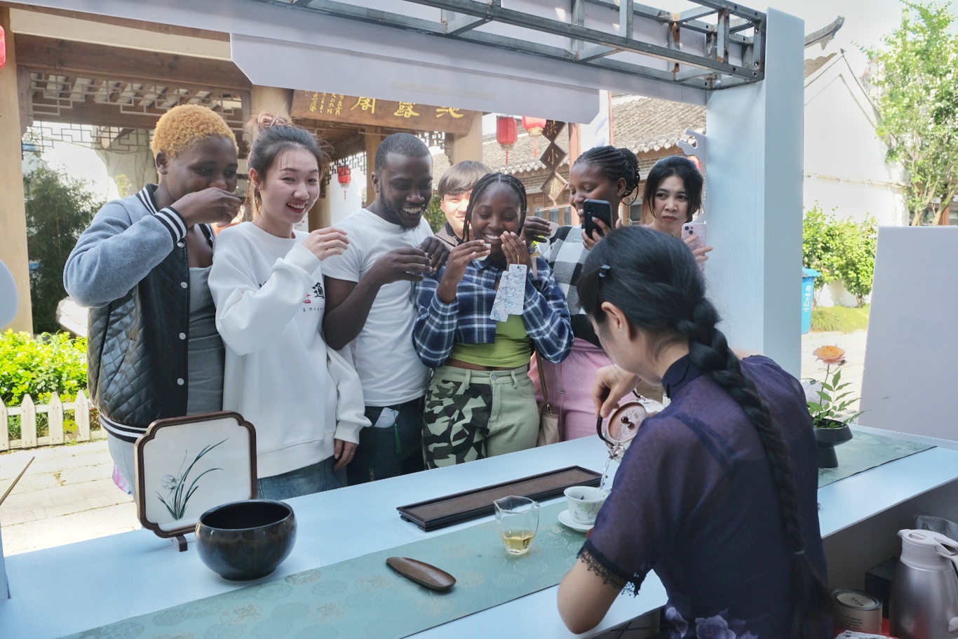 圖3：中外有人觀看茶藝表演並體驗聞香識茶.jpeg