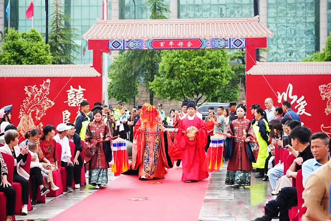 图二 万年县集体婚礼新人华服入场.jpg