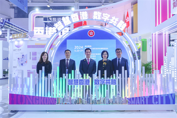 圖二：駐福建聯絡處主任鄭震生(圖中)與出席香港館開幕式嘉賓包括福建省人民政府港澳事務辦公室副主任陳國全(左2) 、駐粵辦投資推廣總監葉海侖(右2)、香港貿易發展局福建代表鄭佩珊(左1)、福建省香港商會副會長張孝勤(右1)大合照。.jpg