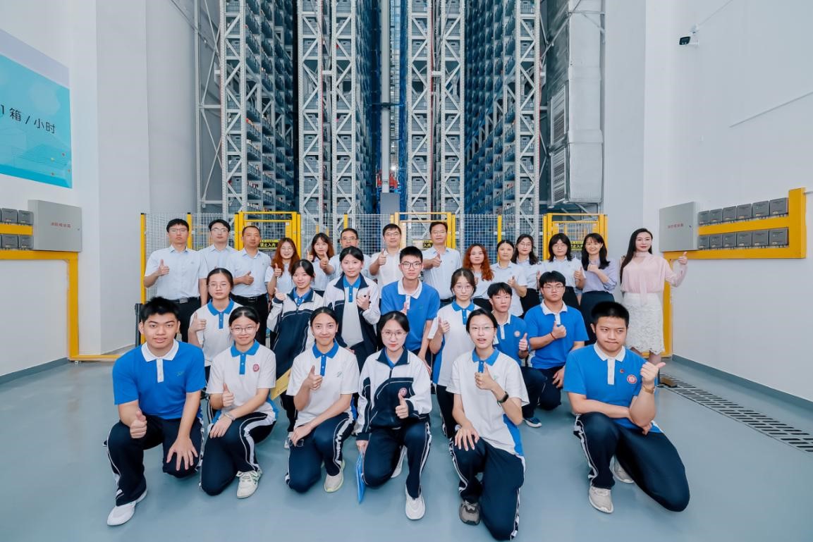 深圳市格致中学师生参观深圳图书馆北馆智慧书库.jpg