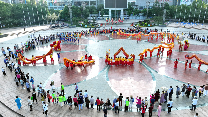 圖一 開幕式上的舞龍舞獅表演（宋小勇 攝）.jpg