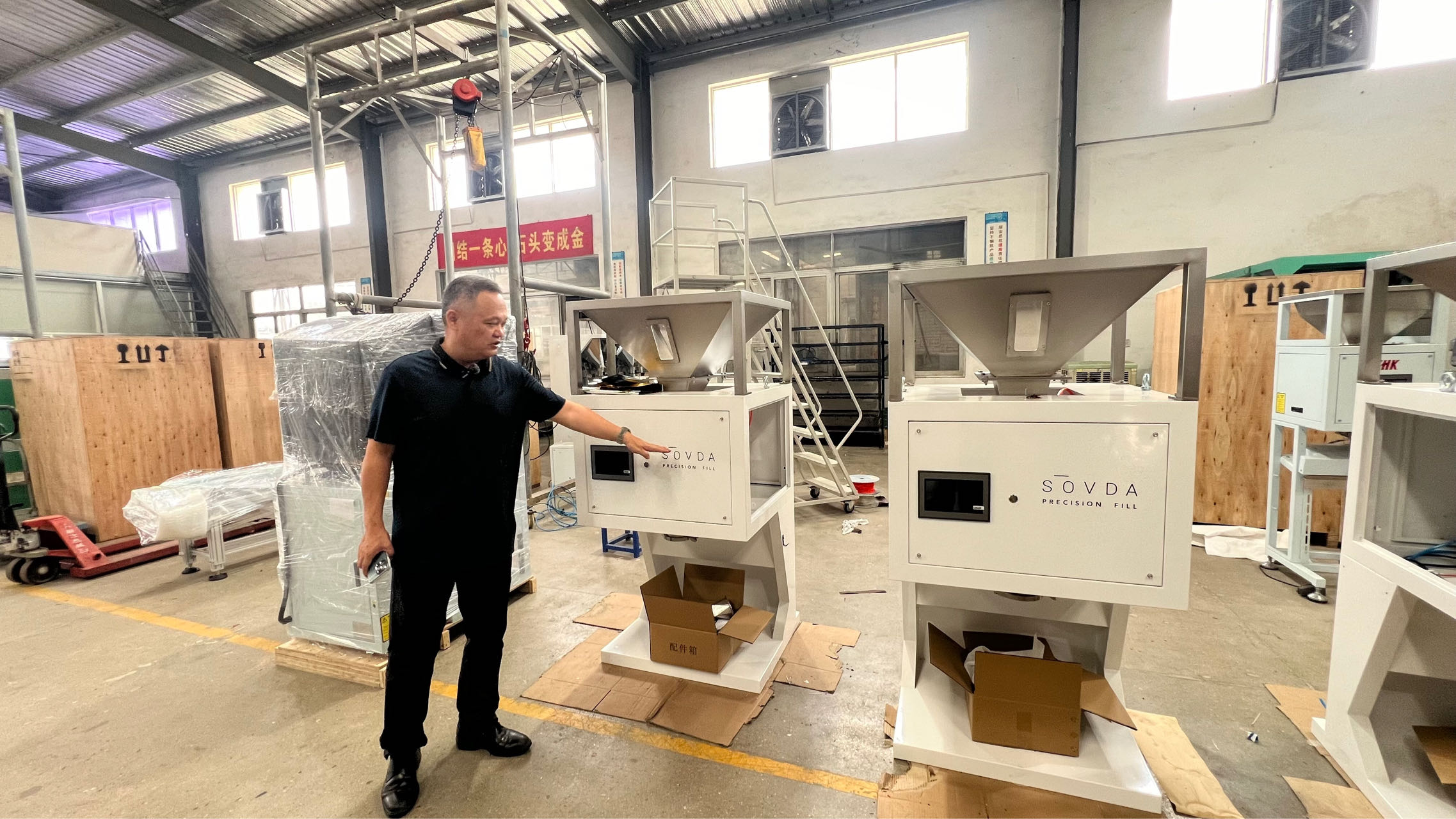 圖2 科虹電子有限公司董事長許懷東介紹產品.jpg