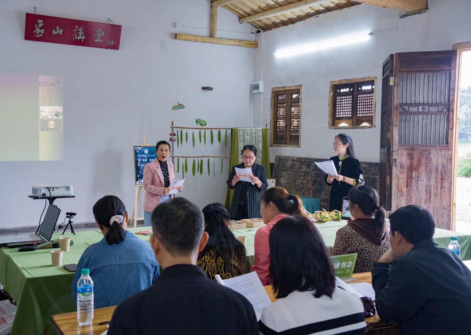 图二：金溪会场的小剧场，参与者演绎《屈原的故事》（李山冕 摄）.jpg