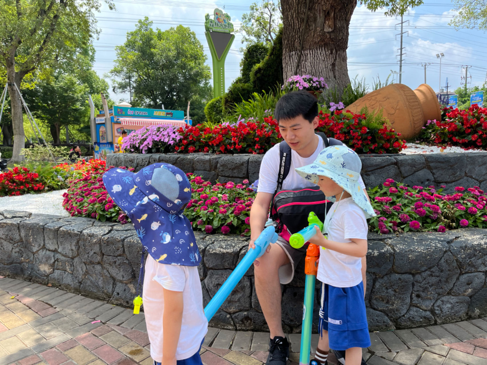 圖3帶着雙胞胎孩子來遊玩的唐傑.jpg