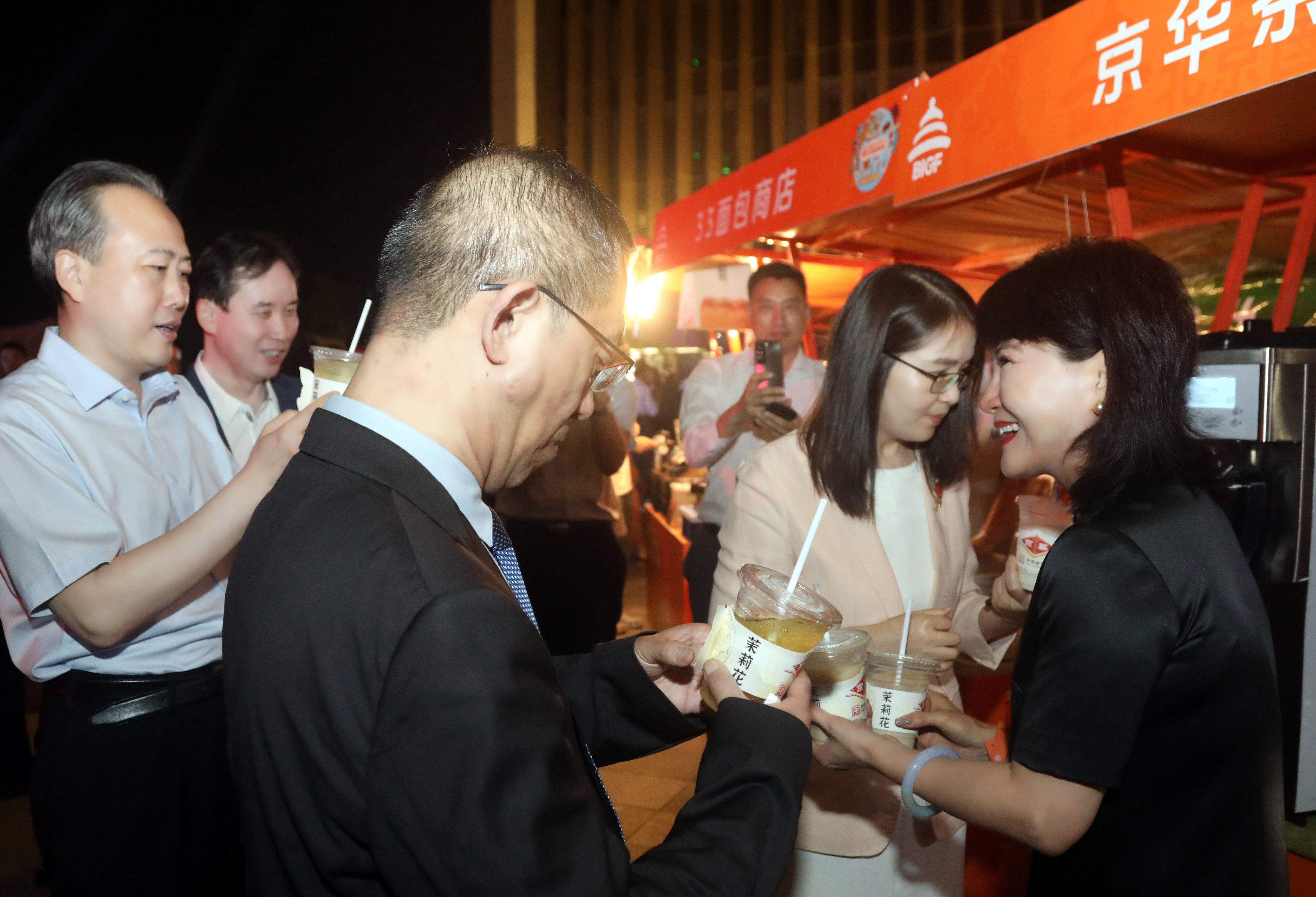 圖片4： 與會領導品嘗京華飄雪茉莉花茶冷泡茶.jpg