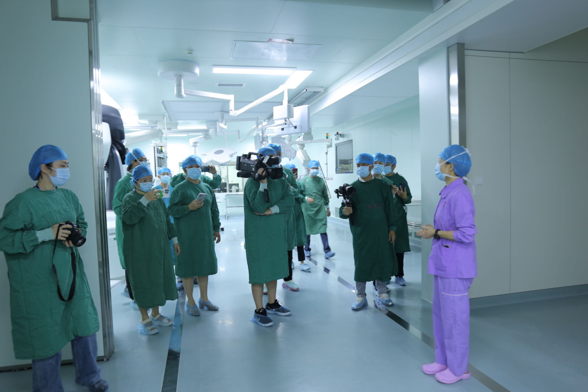 圖2 護士長介紹醫院手術室.jpg