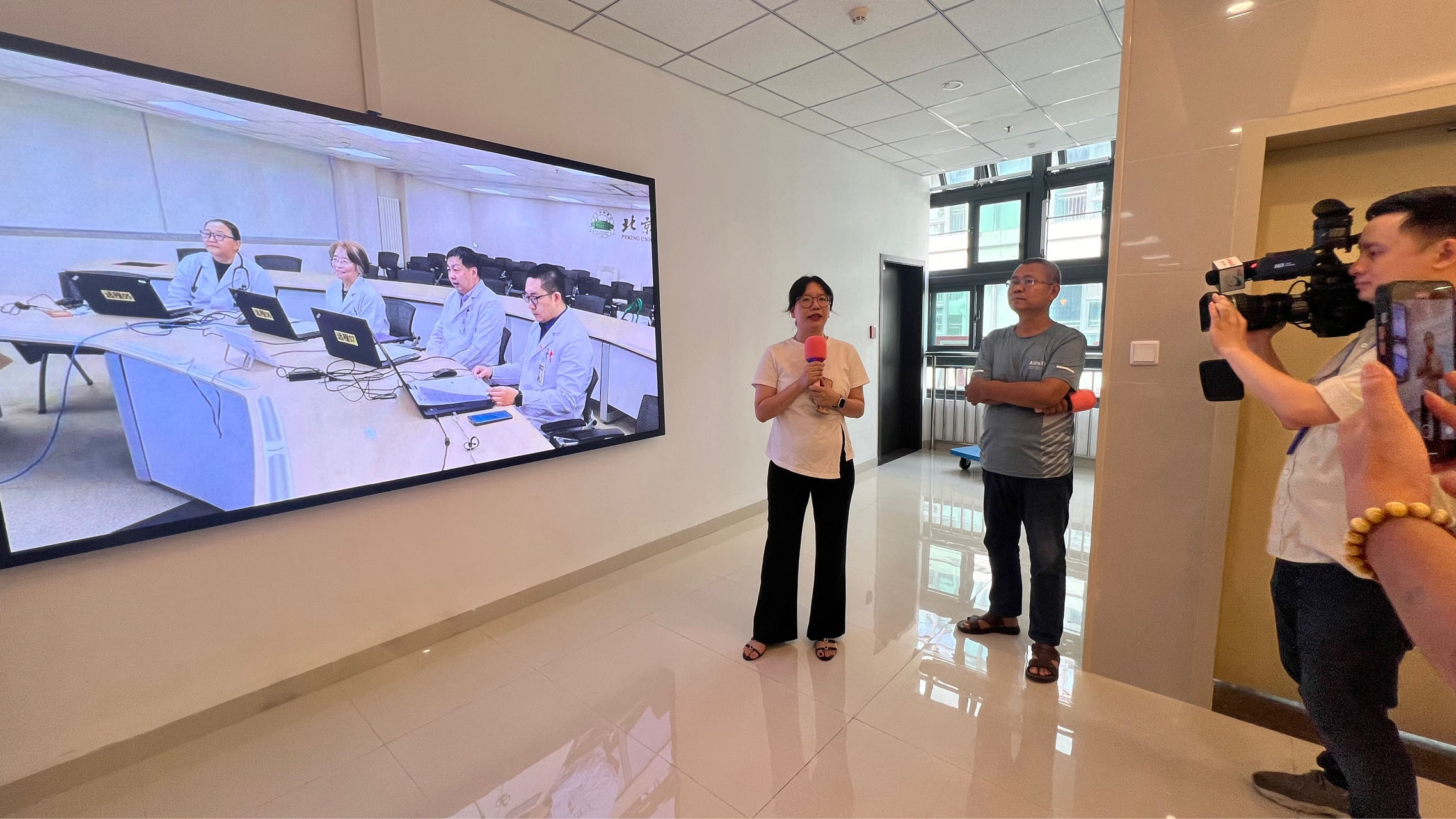 圖3 醫務工作人員介紹海峽遠程醫療中心.jpg