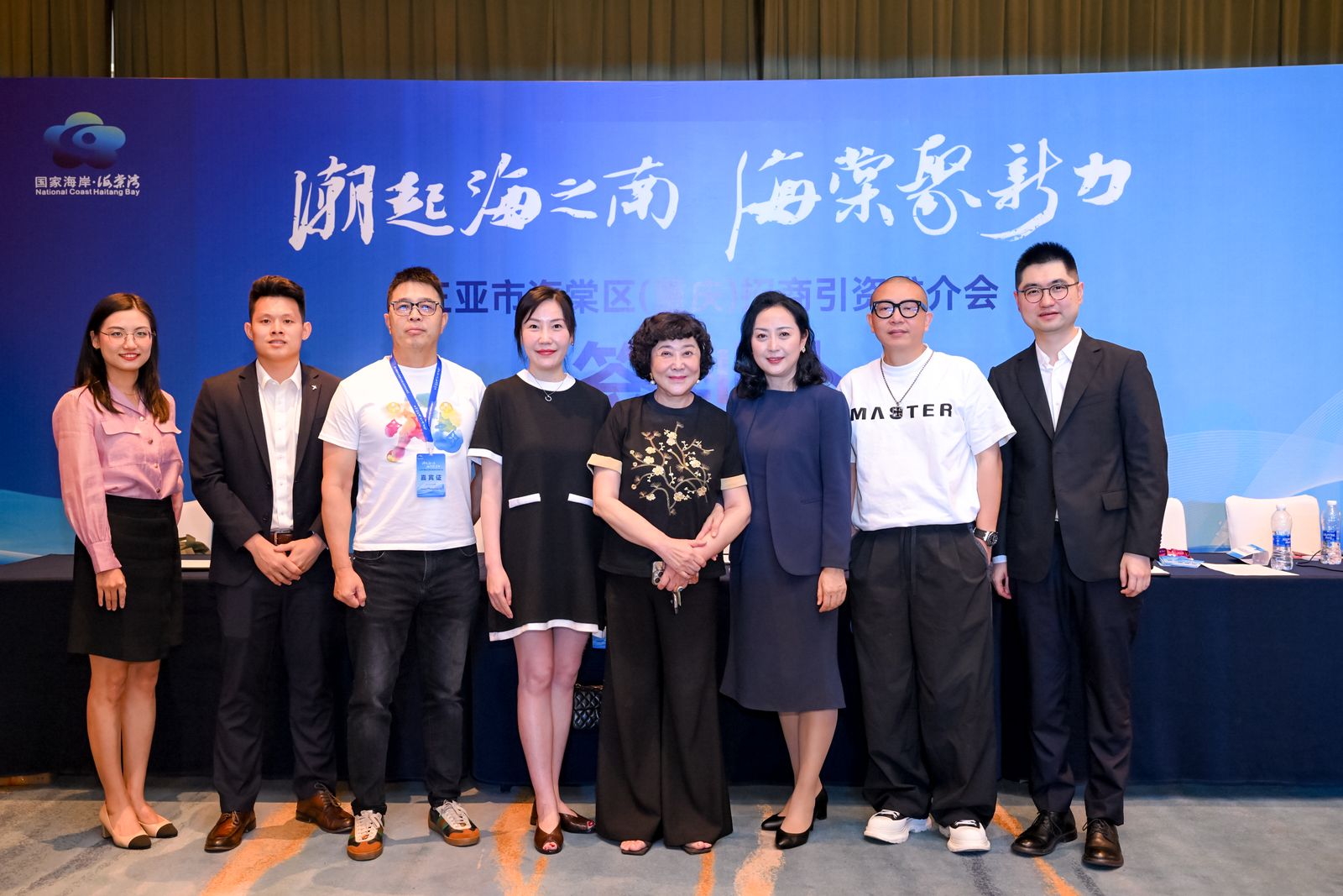 圖3- 三亞市海棠區招商工作組與重慶重點企業代表洽談並留影.jpg