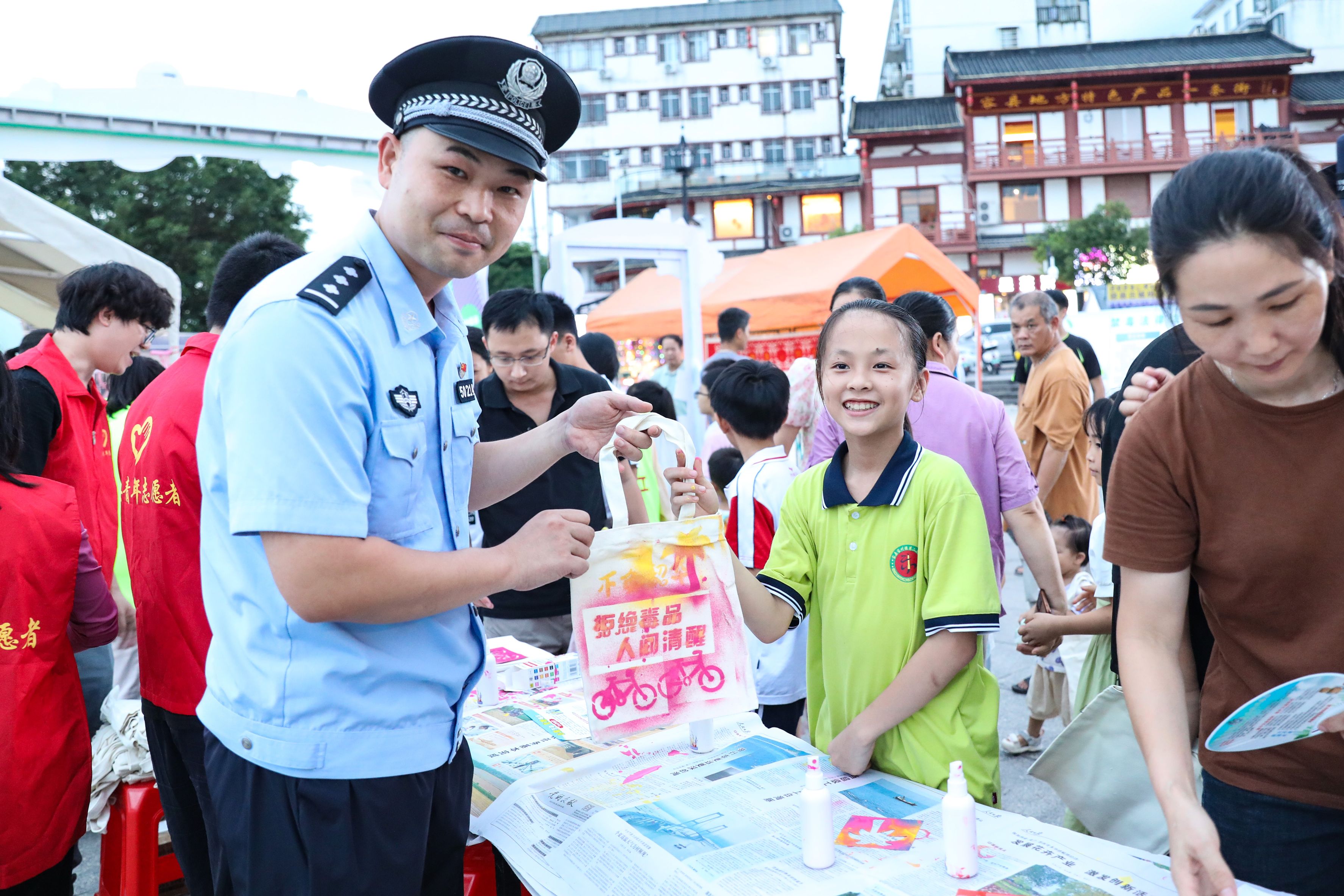 2.青少年手工創作禁毒產品（容縣融媒體中心 供圖）.jpg