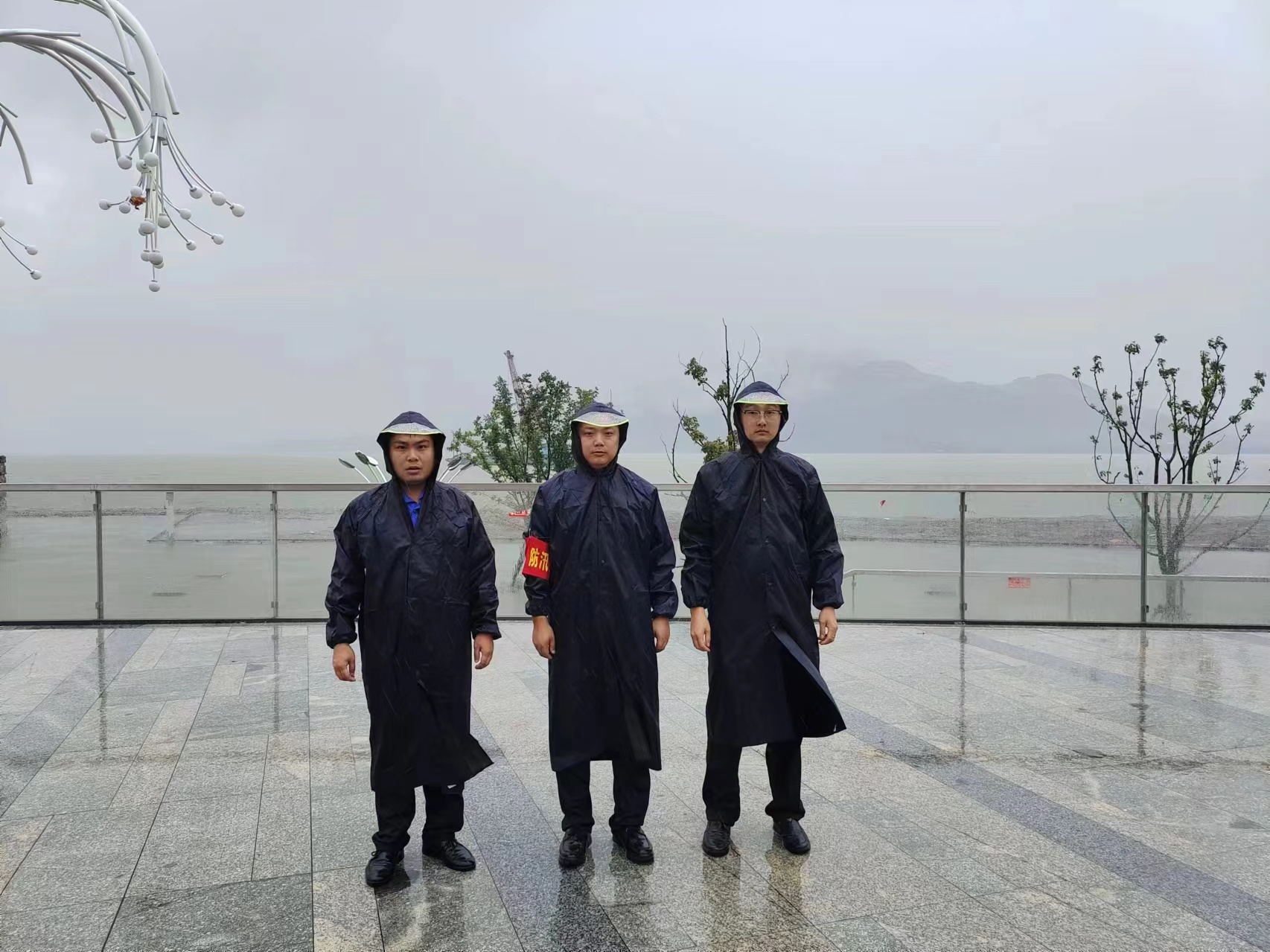 图二 该局责任堤坝24小时值守.jpg