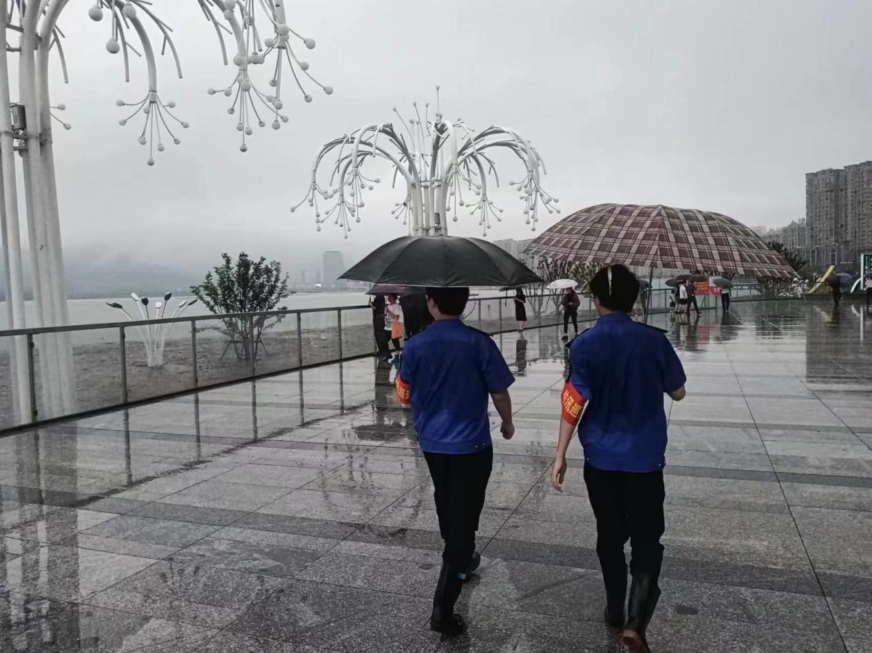 图三 值班党员干部每日冒雨加强巡查.jpg
