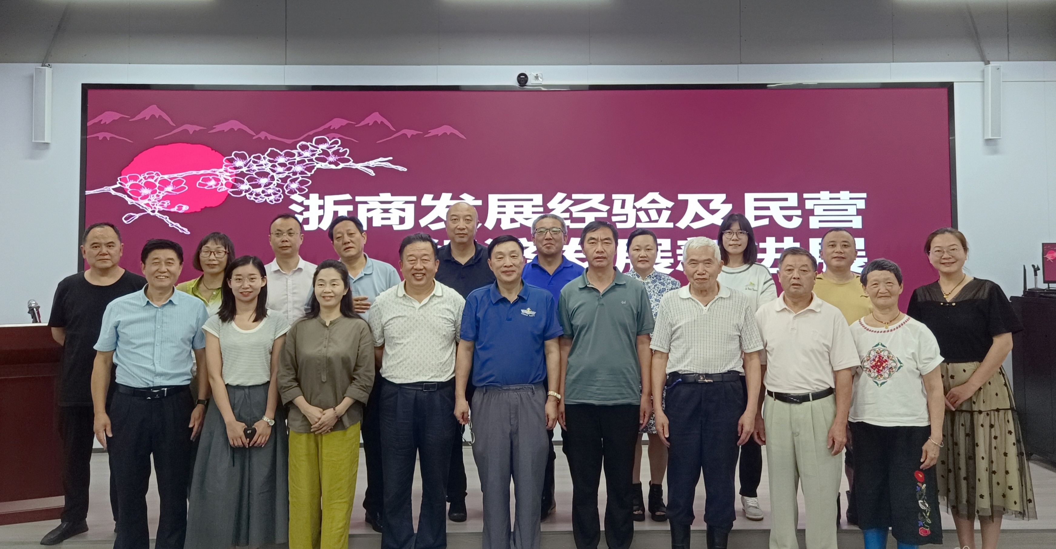 图二企业家们纷纷与潘浔老师合影 .jpg