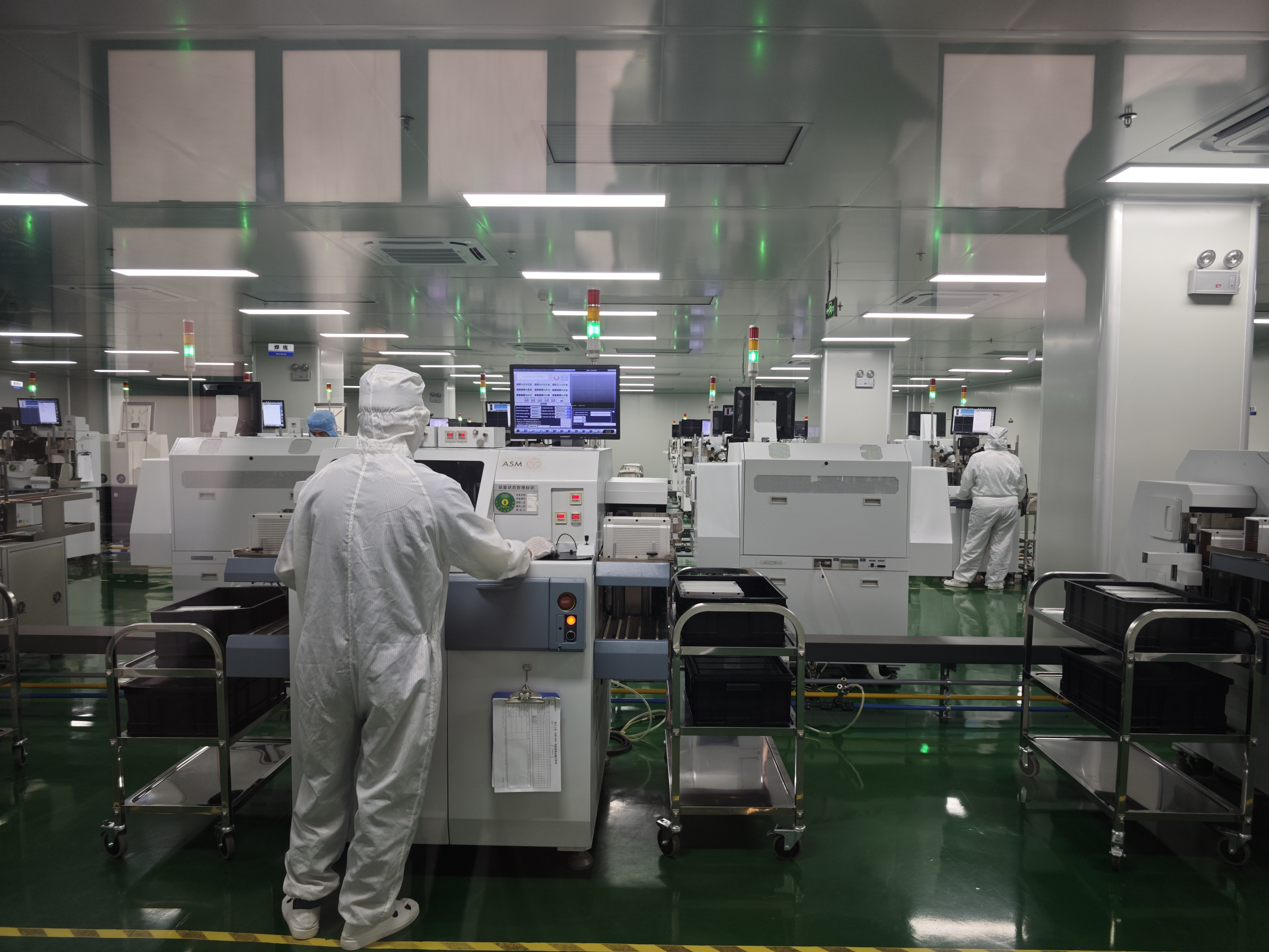 图三 工人在洁净的车间操作生产.jpg