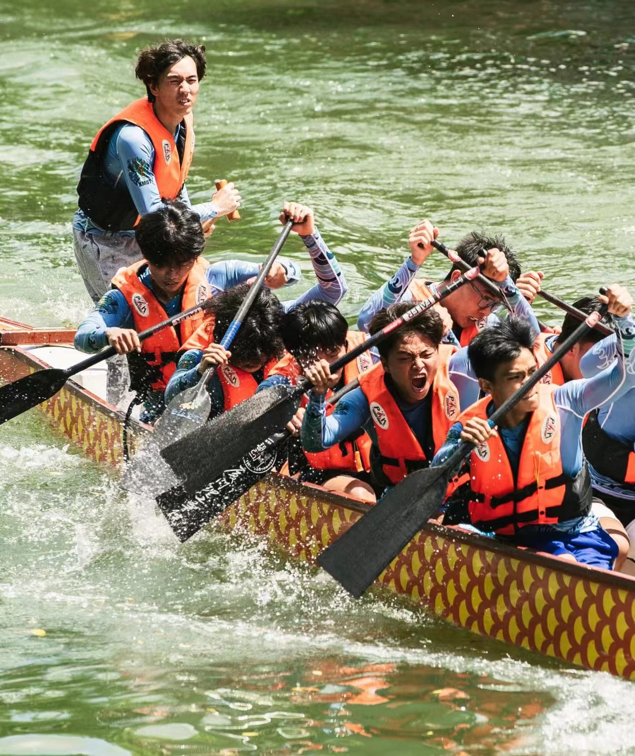 龍舟飛馳競渡.jpg