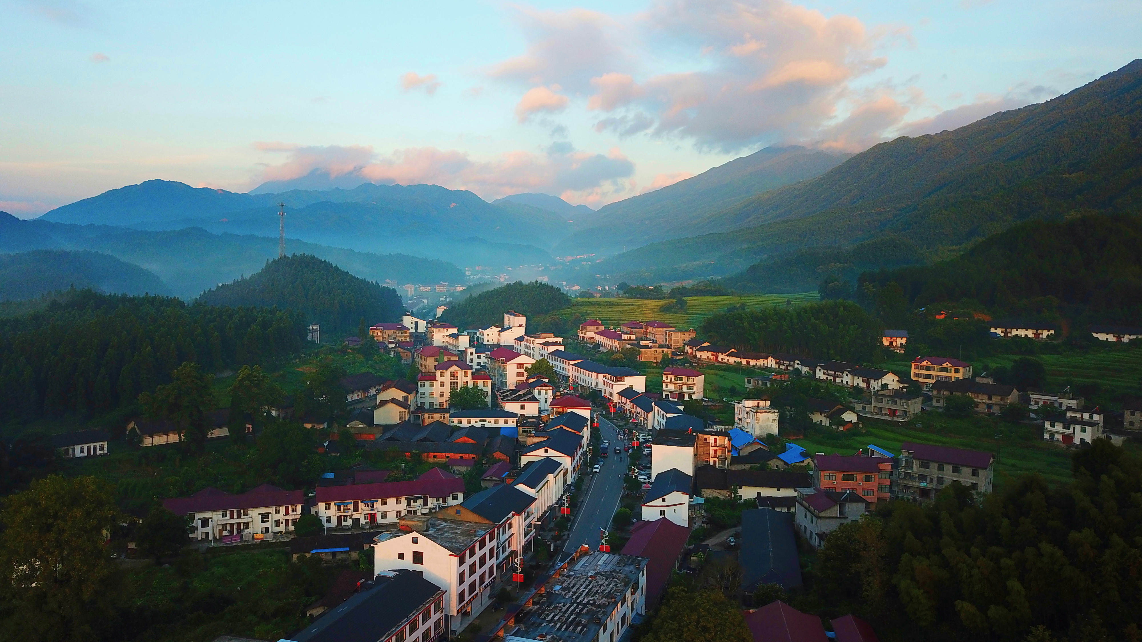 图2：靖安县中源乡航拍图 何竹林摄.jpg