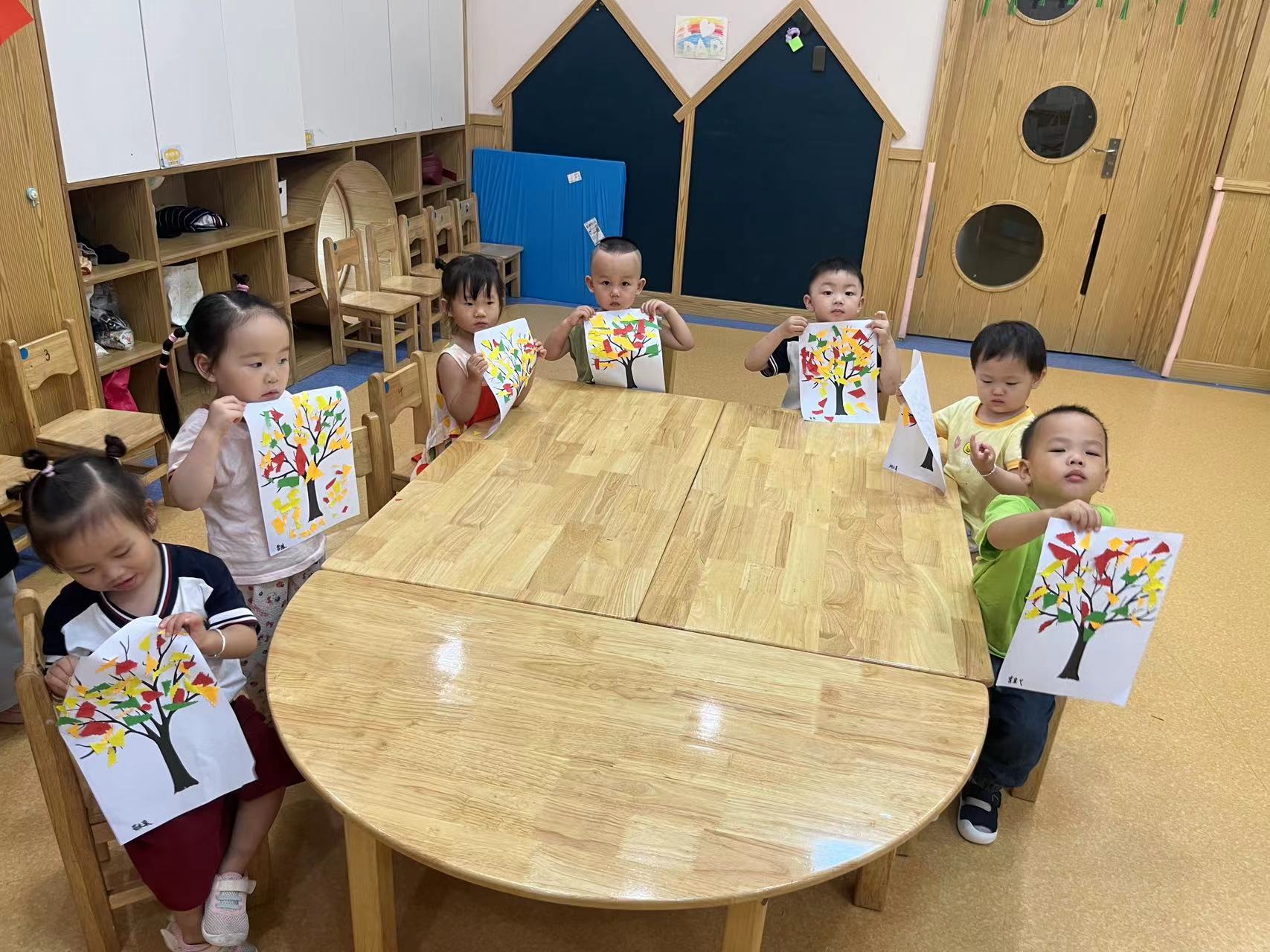 图三 孩子们展示美术课作品.jpg