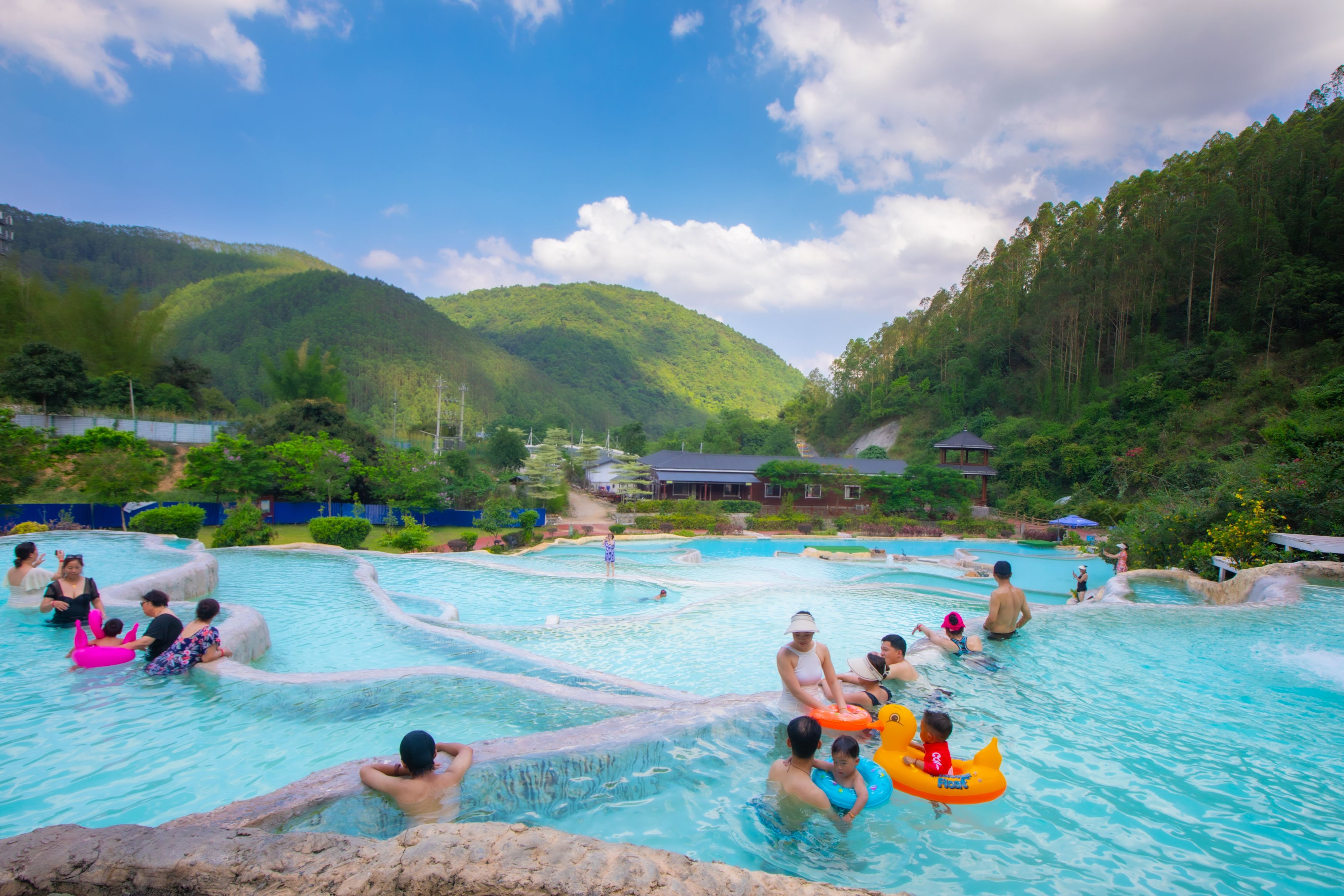 3.十萬大山布透溫泉(廣西體育局 供圖).jpg