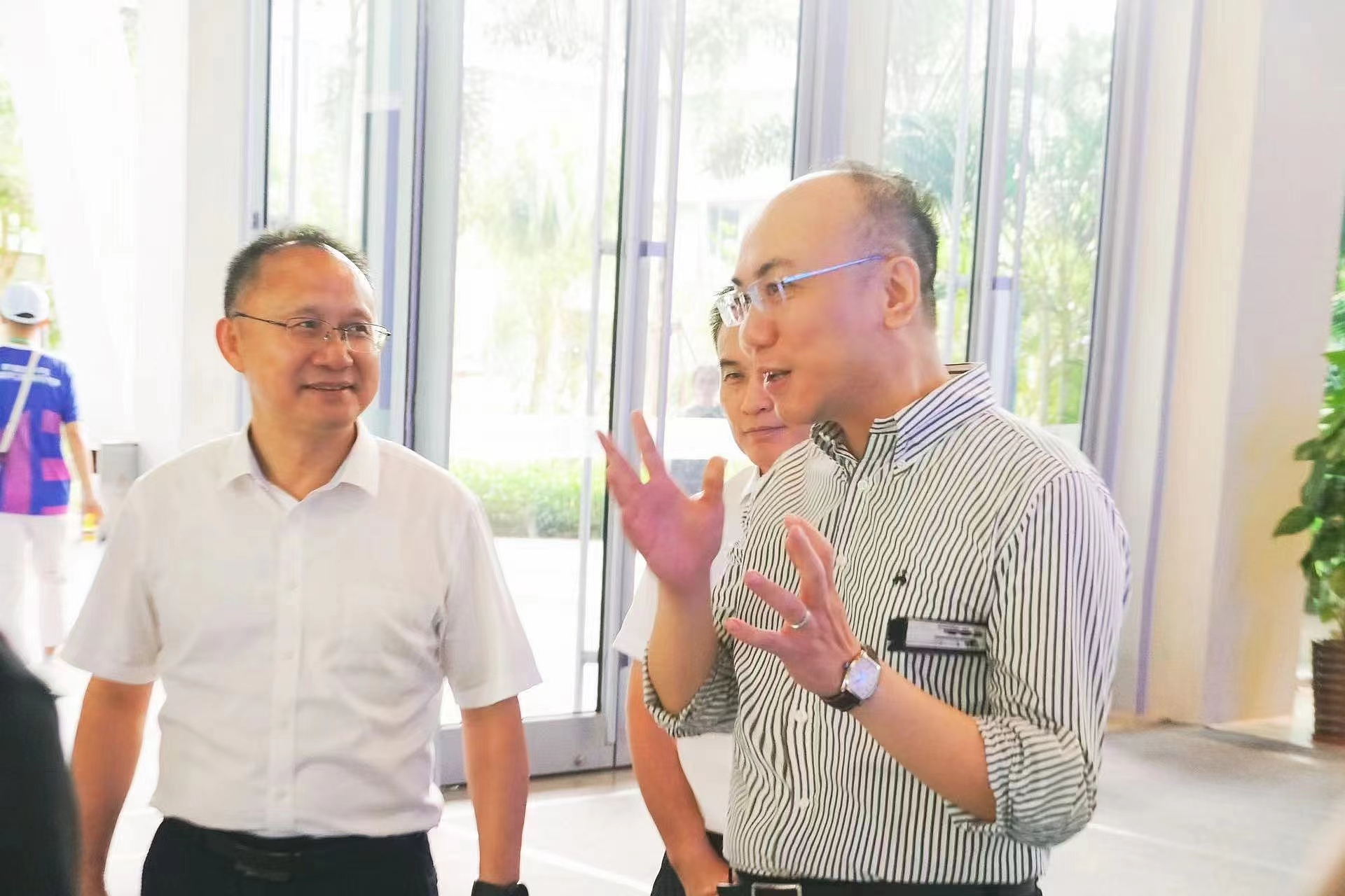 圖一 梁海明教授（右）向駱清銘校長（左）匯報運用高科技服務鄉村振興的實踐做法.jpg