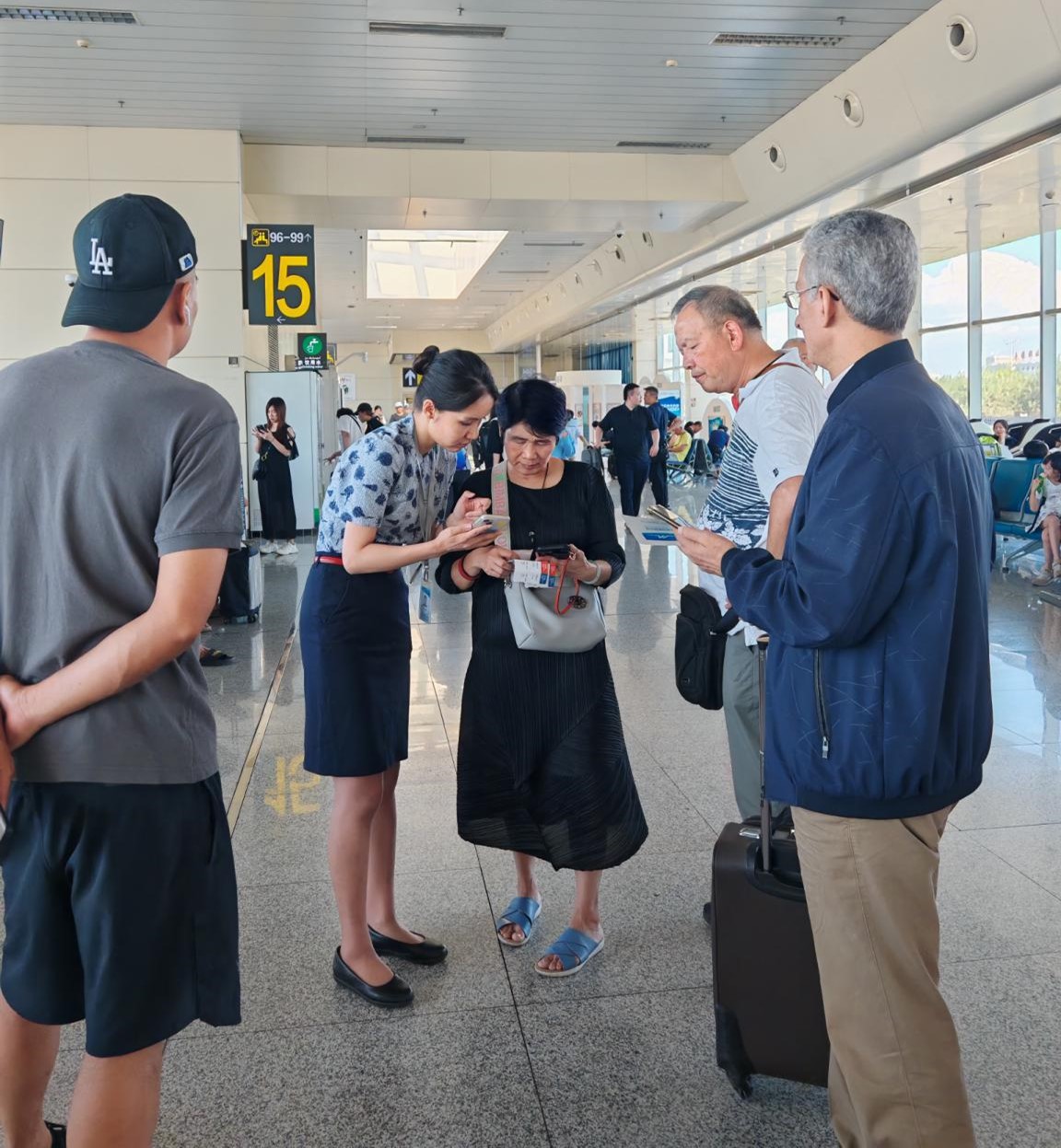 2、兰海燕在乌鲁木齐机场登机口解答旅客疑问.jpg