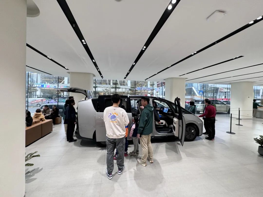 5、展厅现场看车体验.jpg