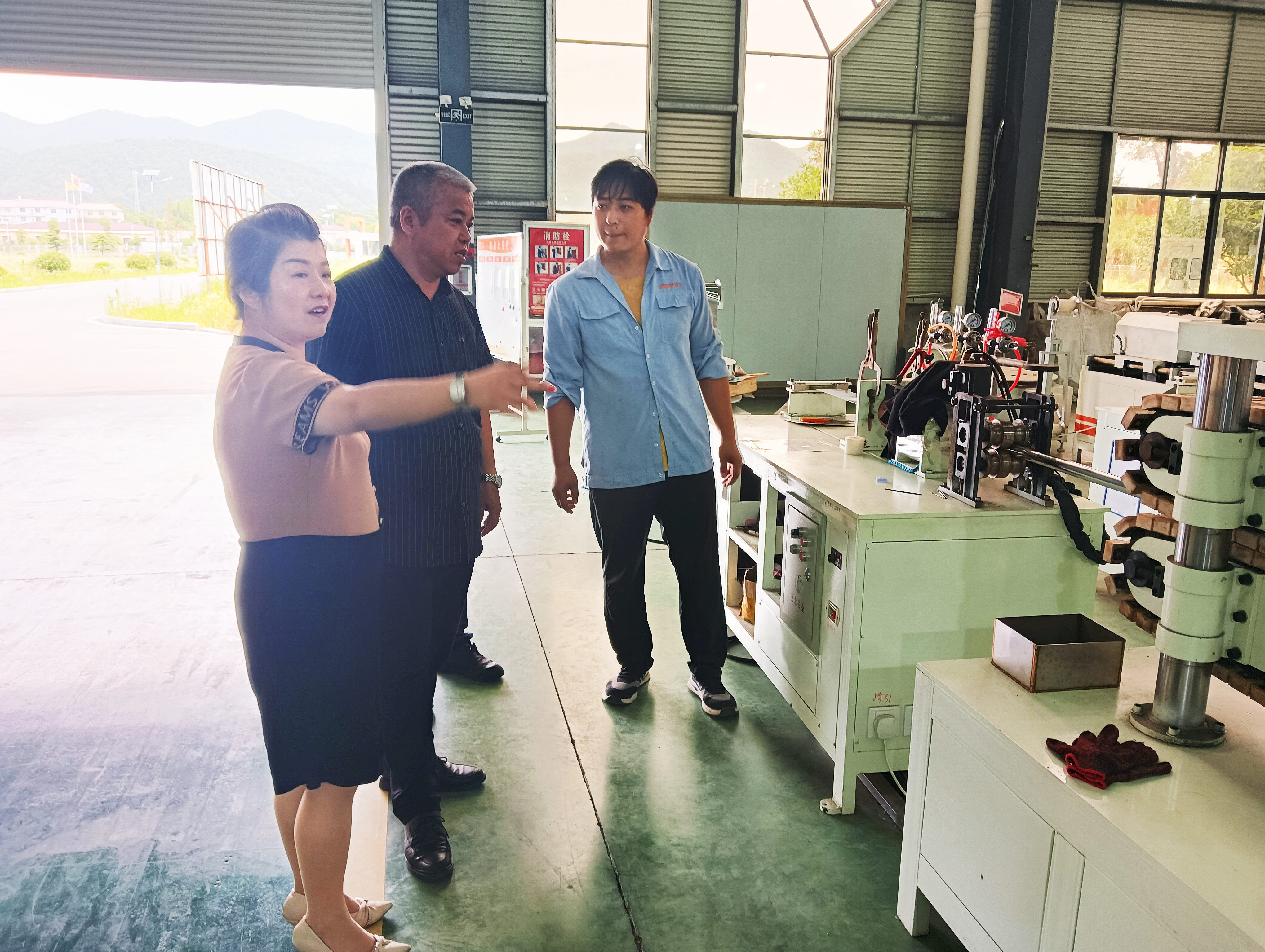 图二  陈文辉总经理（左）向记者介绍生产情况.jpg