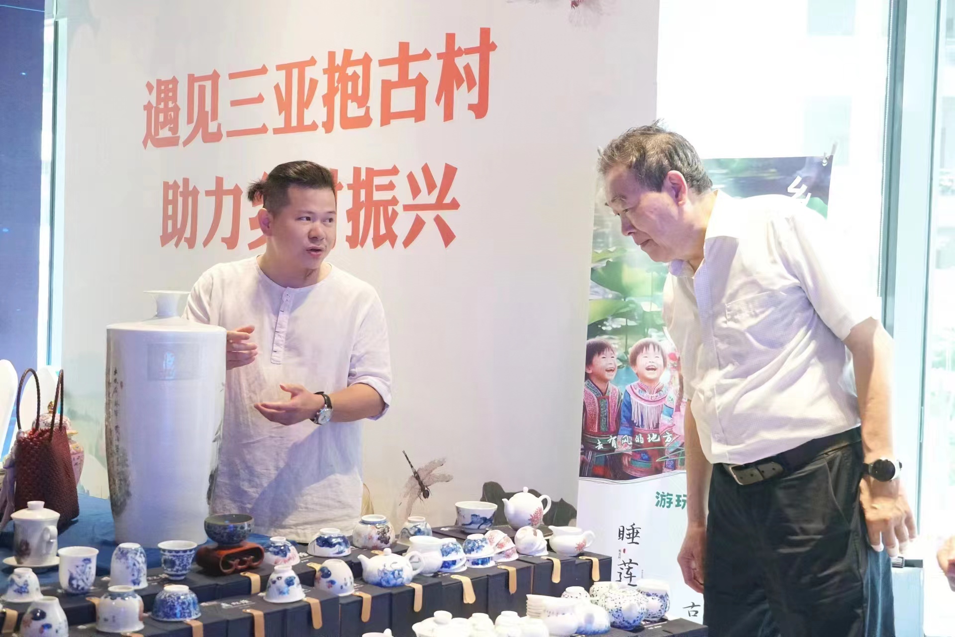 图二 中国科学院院士蒲慕明在展台前认真观看文创产品.jpg