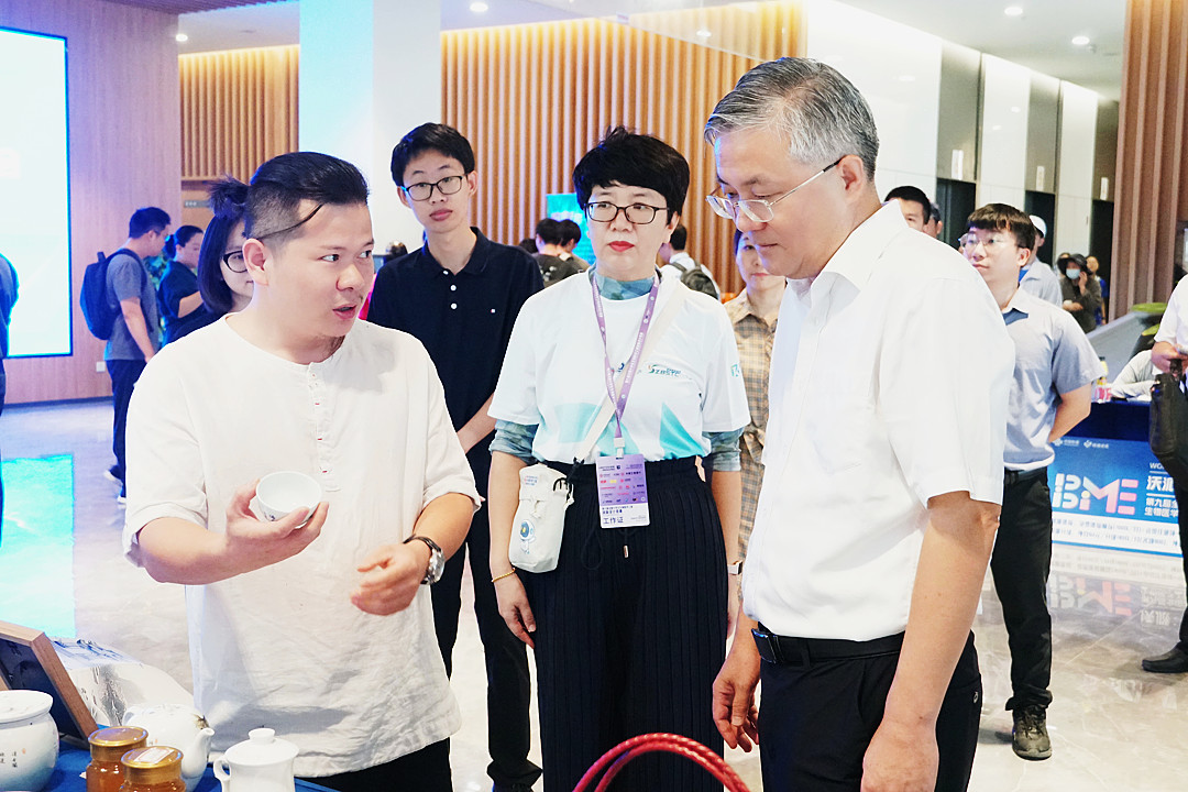 图三 景德镇陶瓷大师徐胜谷(左)向周红波书记(右)介绍在抱古村打造陶瓷工坊设计构想.jpg