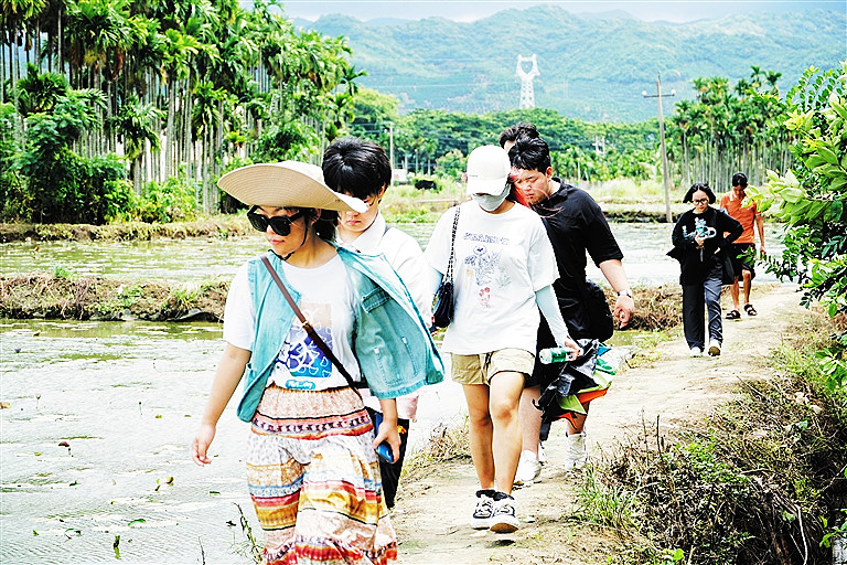 图四 来自各地的选手游览抱古黎族村,感受海南美丽乡村的独特文化和风情.jpg