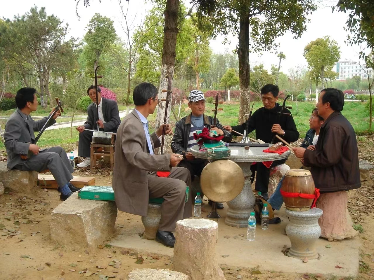 图三 走村串户演出.jpg