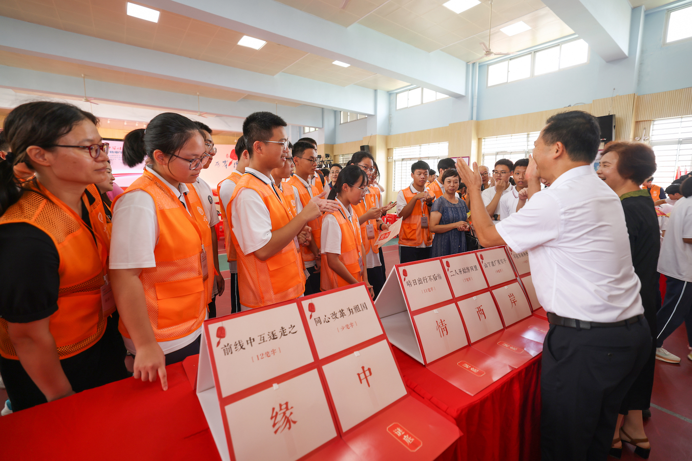 圖一:現場晉台師生們參與猜燈謎 劉翼攝.jpg