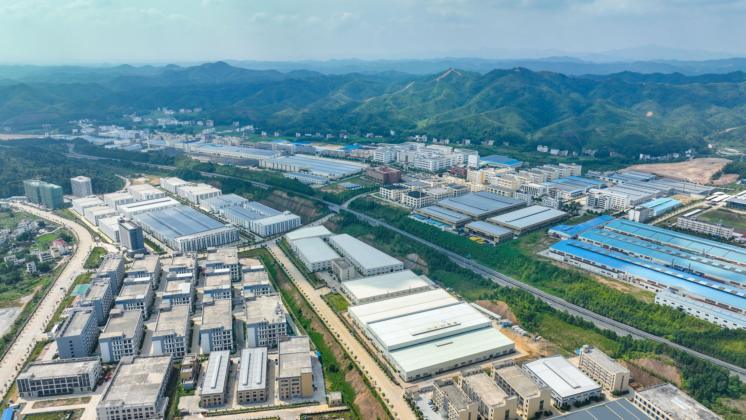 配图3：日新月异的上犹县工业园南区 （钟芳亿 摄 ）.jpg