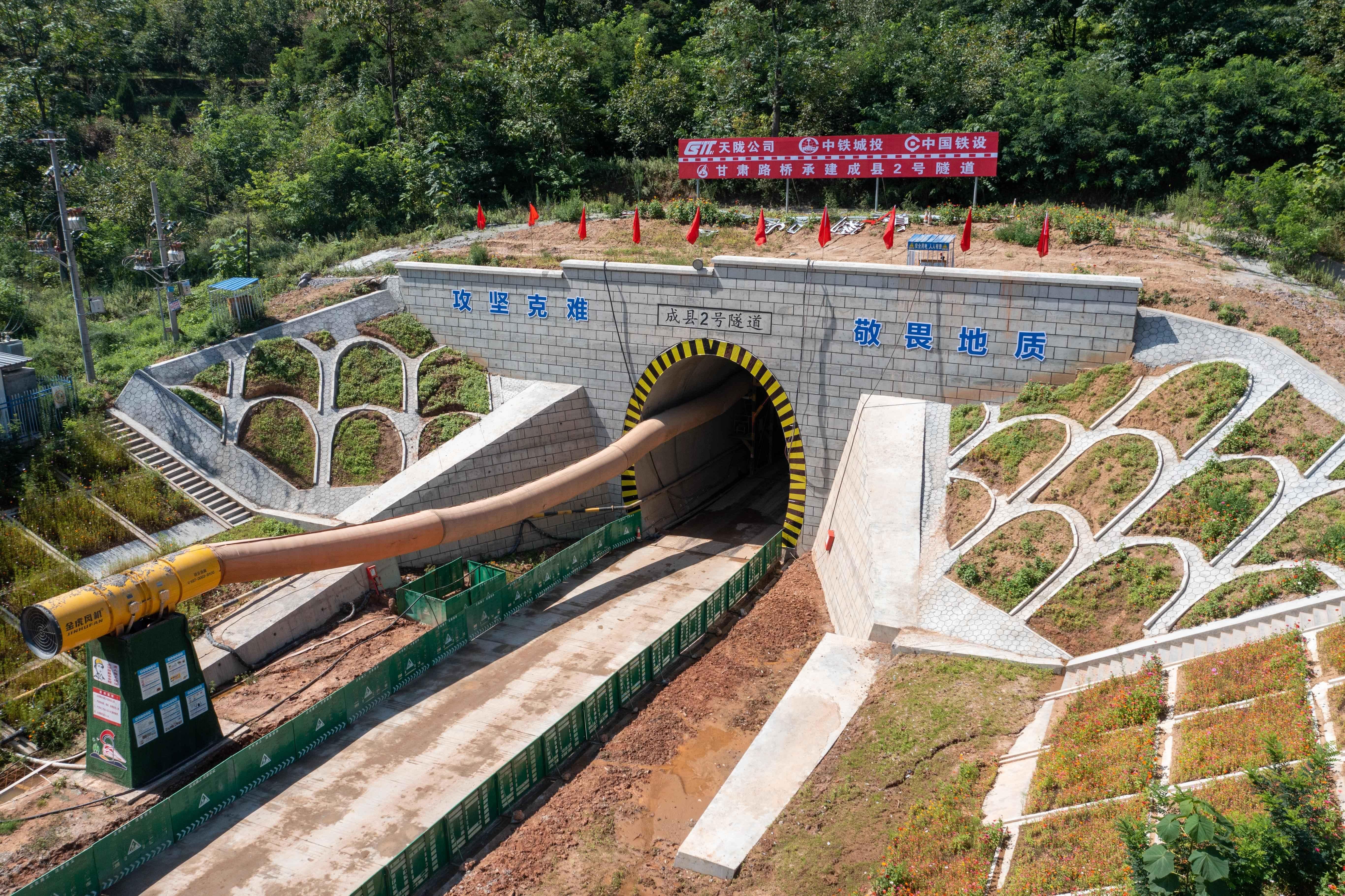 顺利推进中的成县2号隧道洞口       陈争强摄.jpg