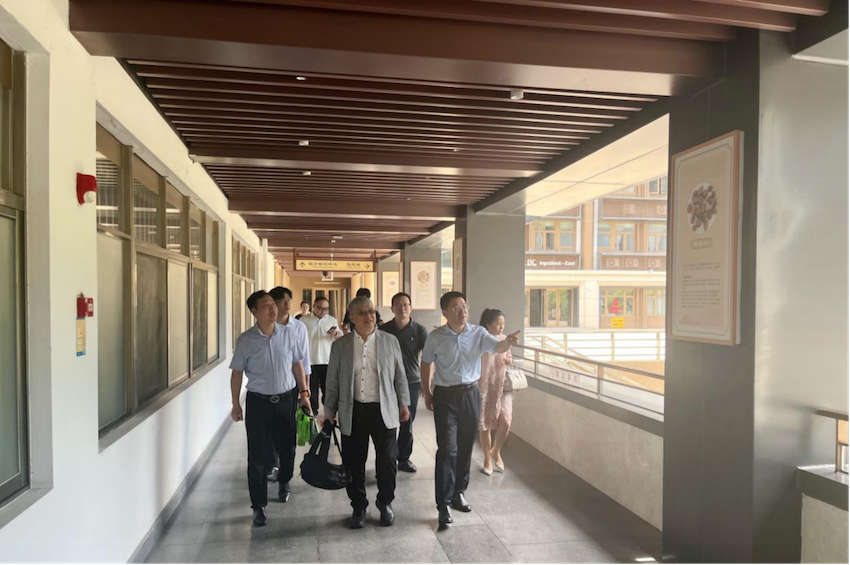 張恩欣院長（右二）、崔遠武（右三）副院長陪同周稀鳴會長（左二）一行參觀院區，介紹岭南八味。.png