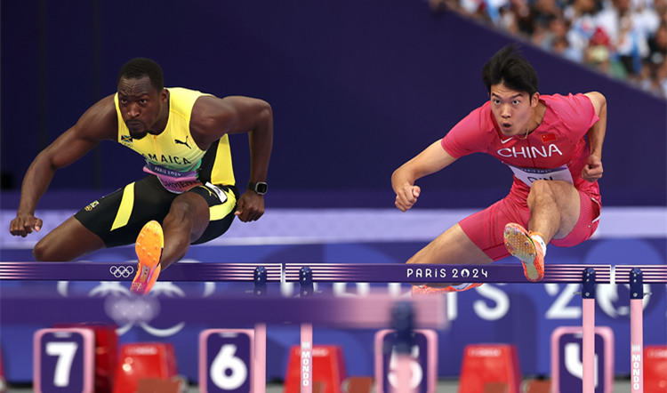 8月7日，中國選手秦偉搏（右）和牙買加選手帕奇門特在比賽中  新華社記者 李明 攝.jpg