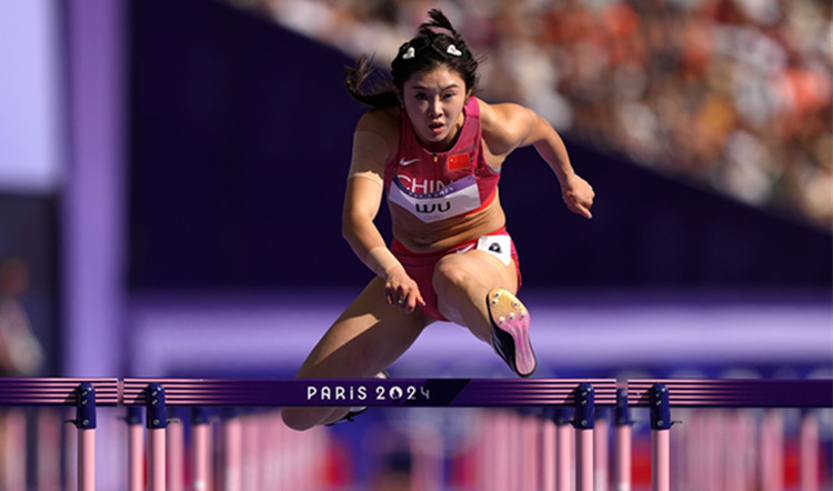 8月7日，中國選手吳豔妮（右）在比賽中 新華社記者 呂小煒 攝.jpg