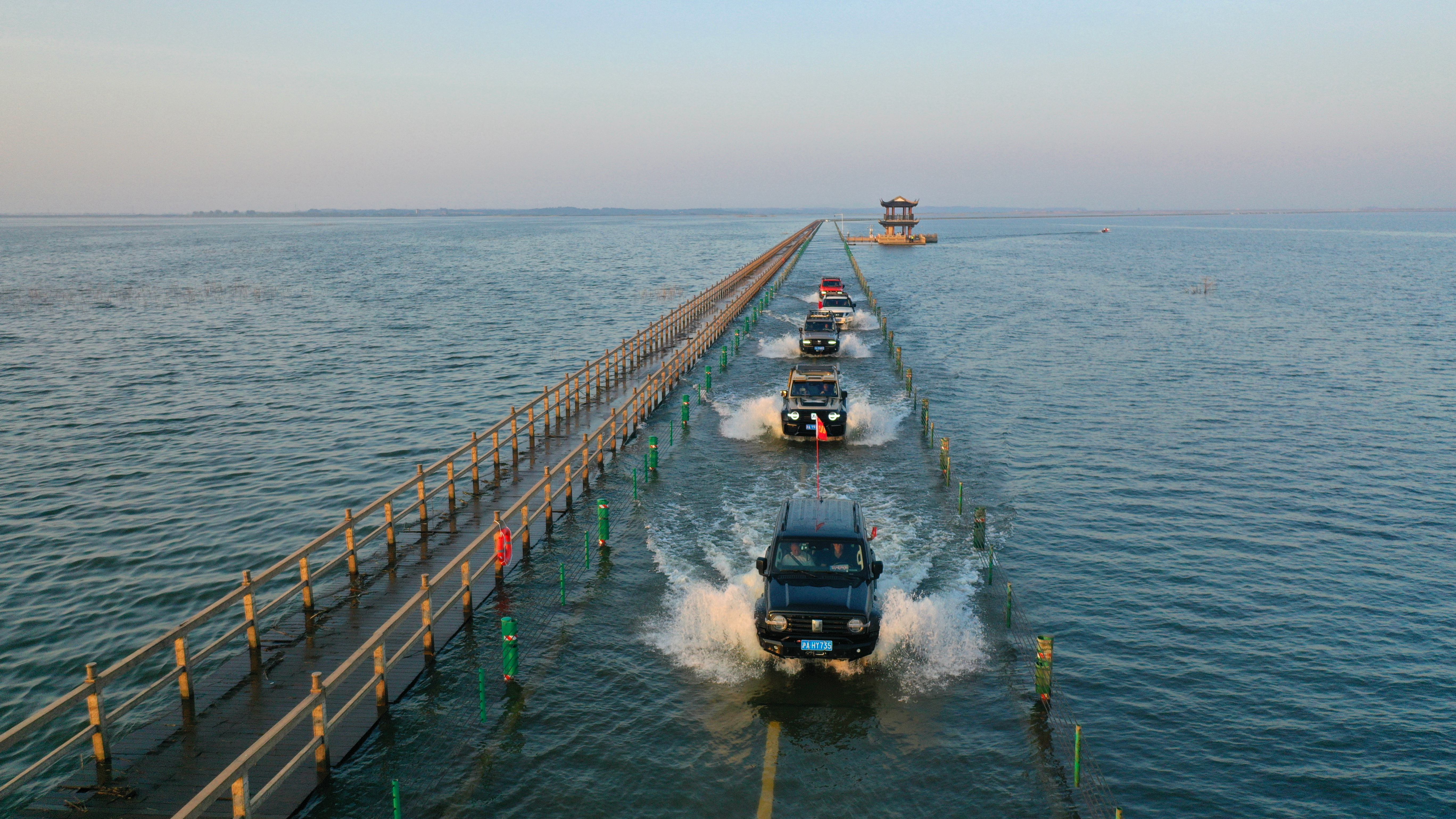 图一 ”水中“驰骋  王小龙摄.jpg