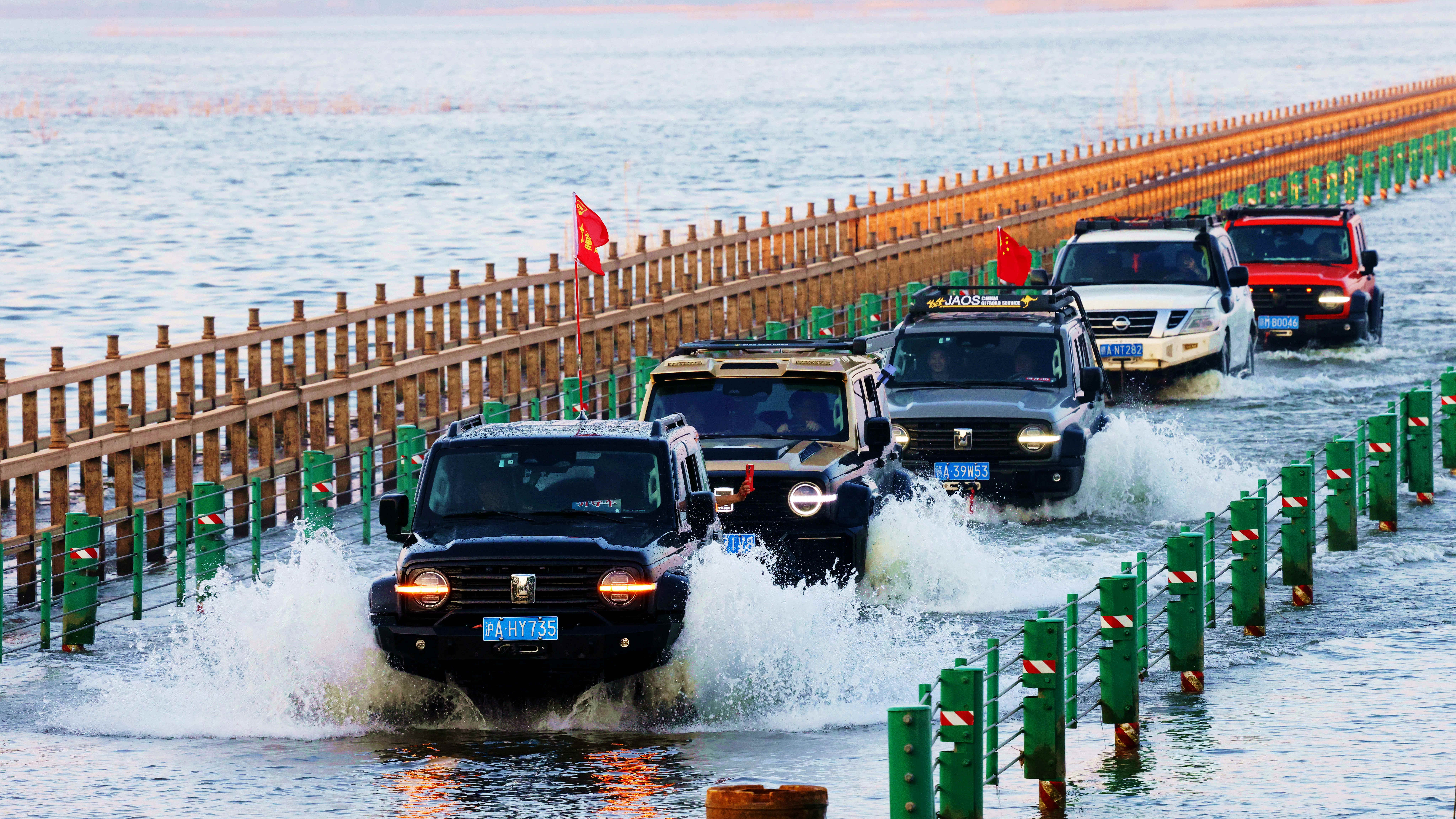 图二 穿越最美水上公路 王小龙摄.jpg