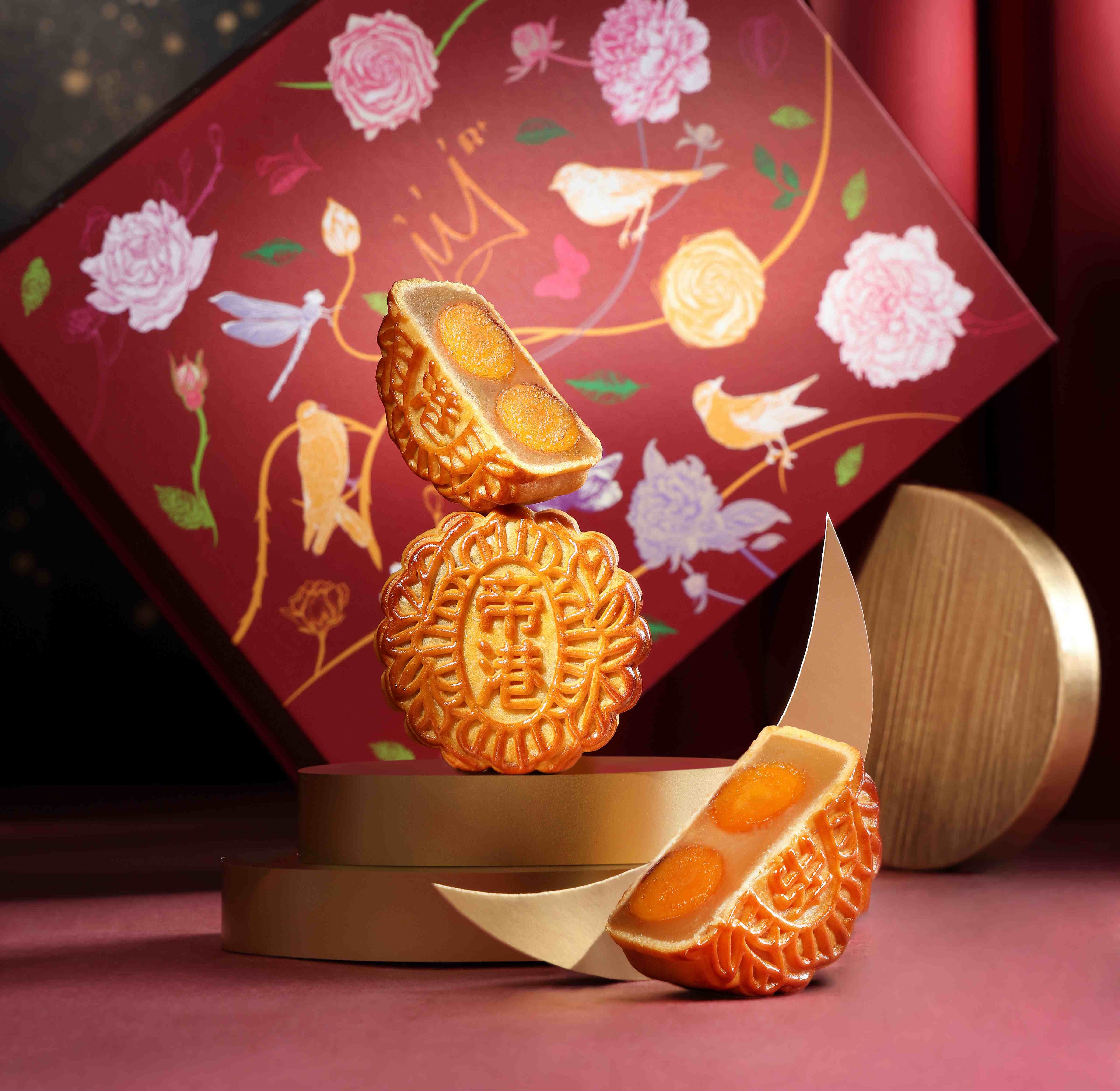 White Lotus Seed Paste Mooncake with Double Egg Yolks 雙黃白蓮蓉月餅.jpg