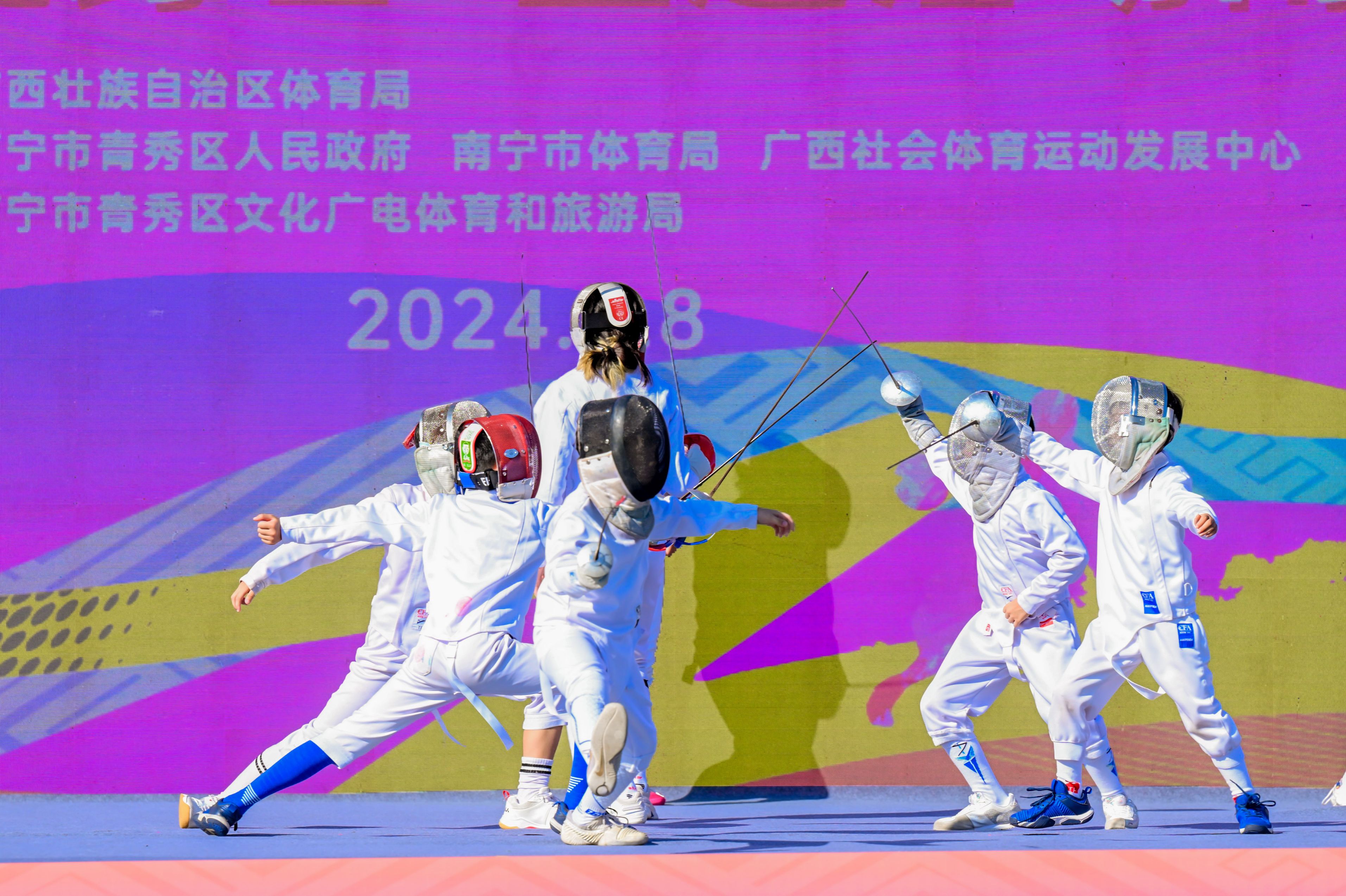 2.青少年擊劍項目展示（南寧市青秀區文廣體旅局 供圖）.jpg