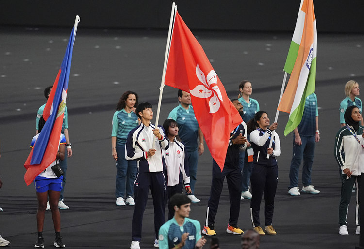 中國香港代表團旗手在閉幕式入場。中新社記者 趙文宇 攝.jpg