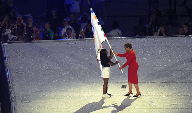 洛杉磯市市長卡倫·巴斯(右)從美國體操運動員手中接過奧運會會旗。新華社記者 江文耀 攝.jpg