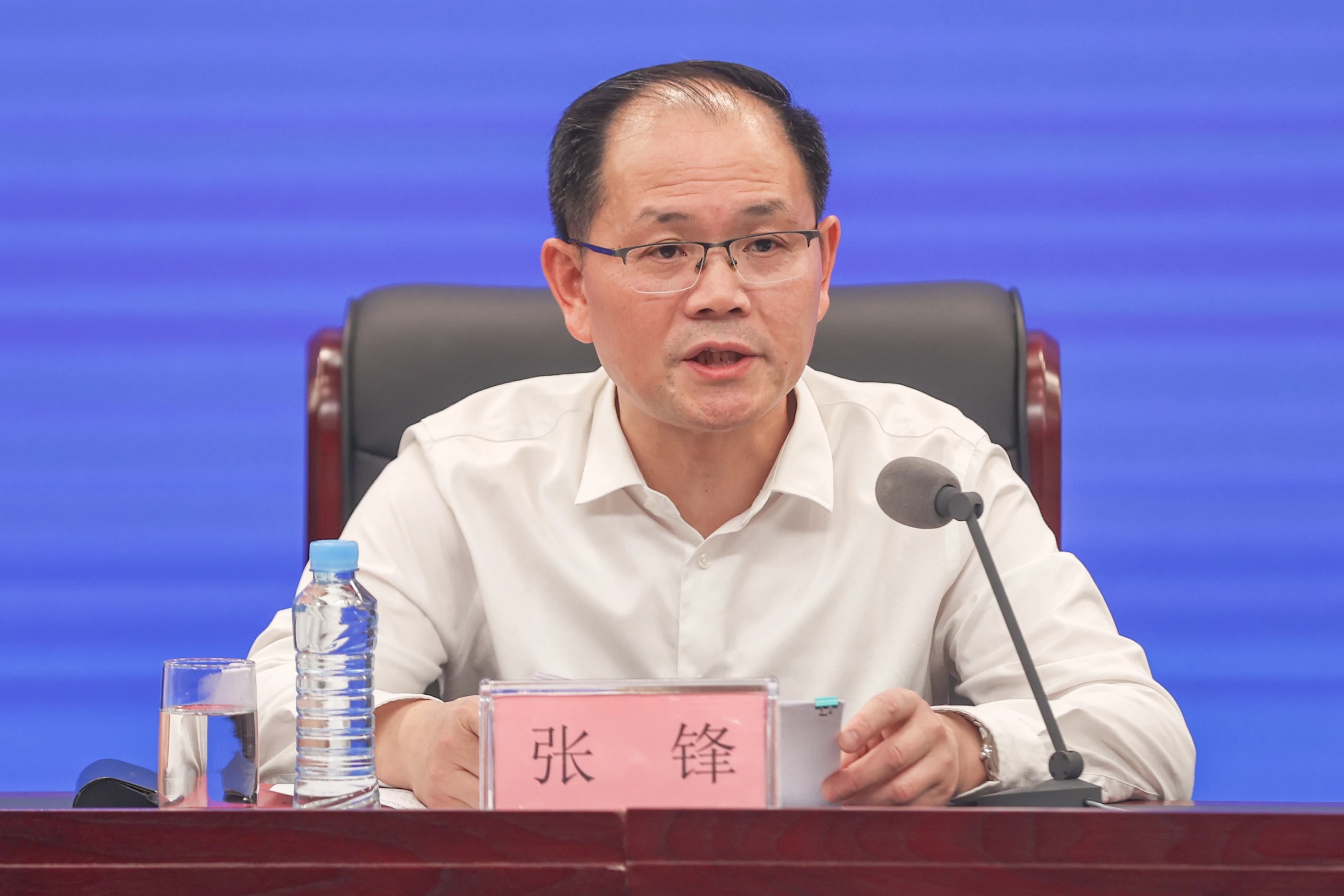 图二 江西省委台办、省政府台办主任张锋介绍大会相关情况.jpg